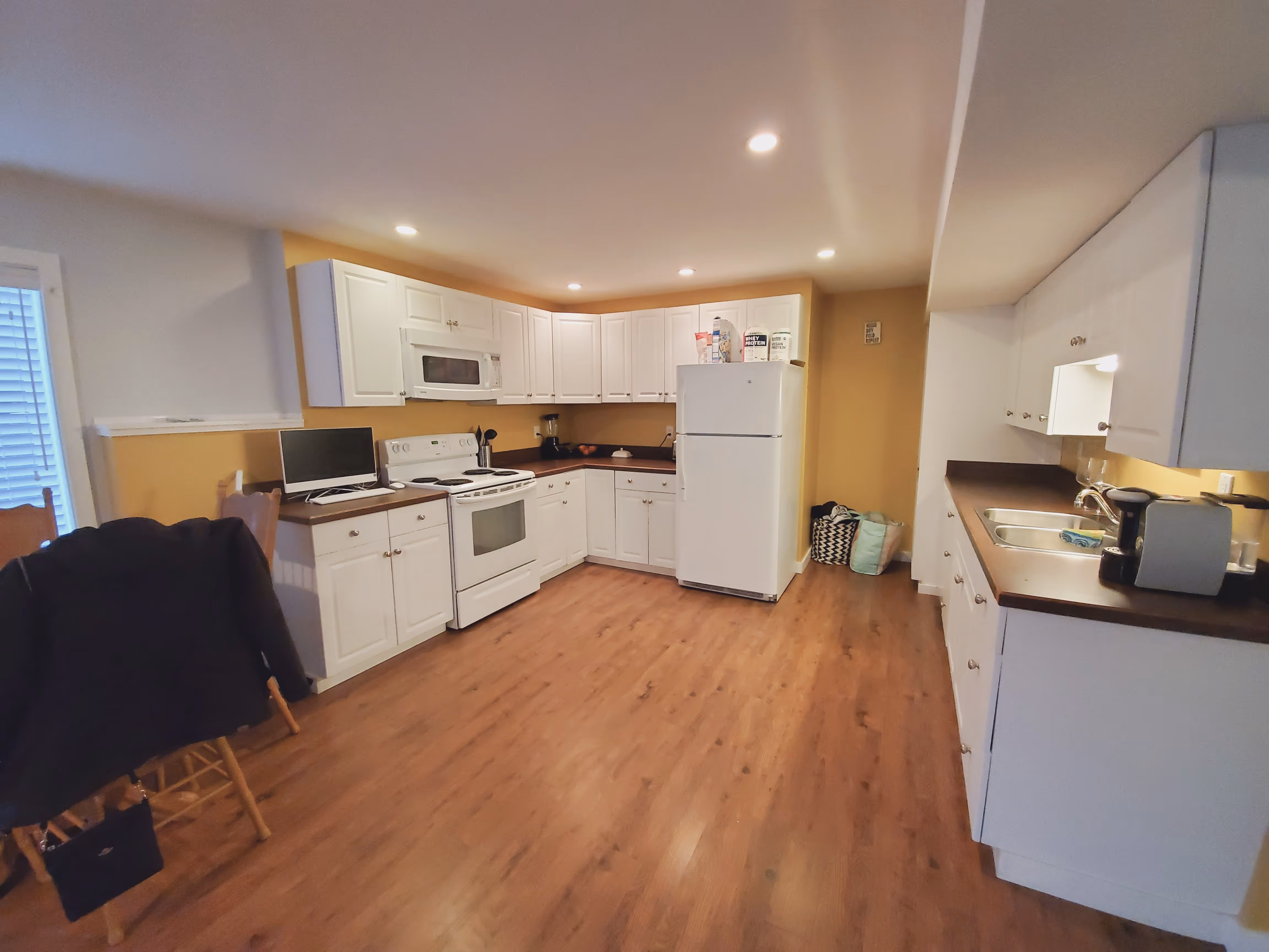 Upper Mission - Spacious 1 Bed, Den 1 Bath Basement Suite