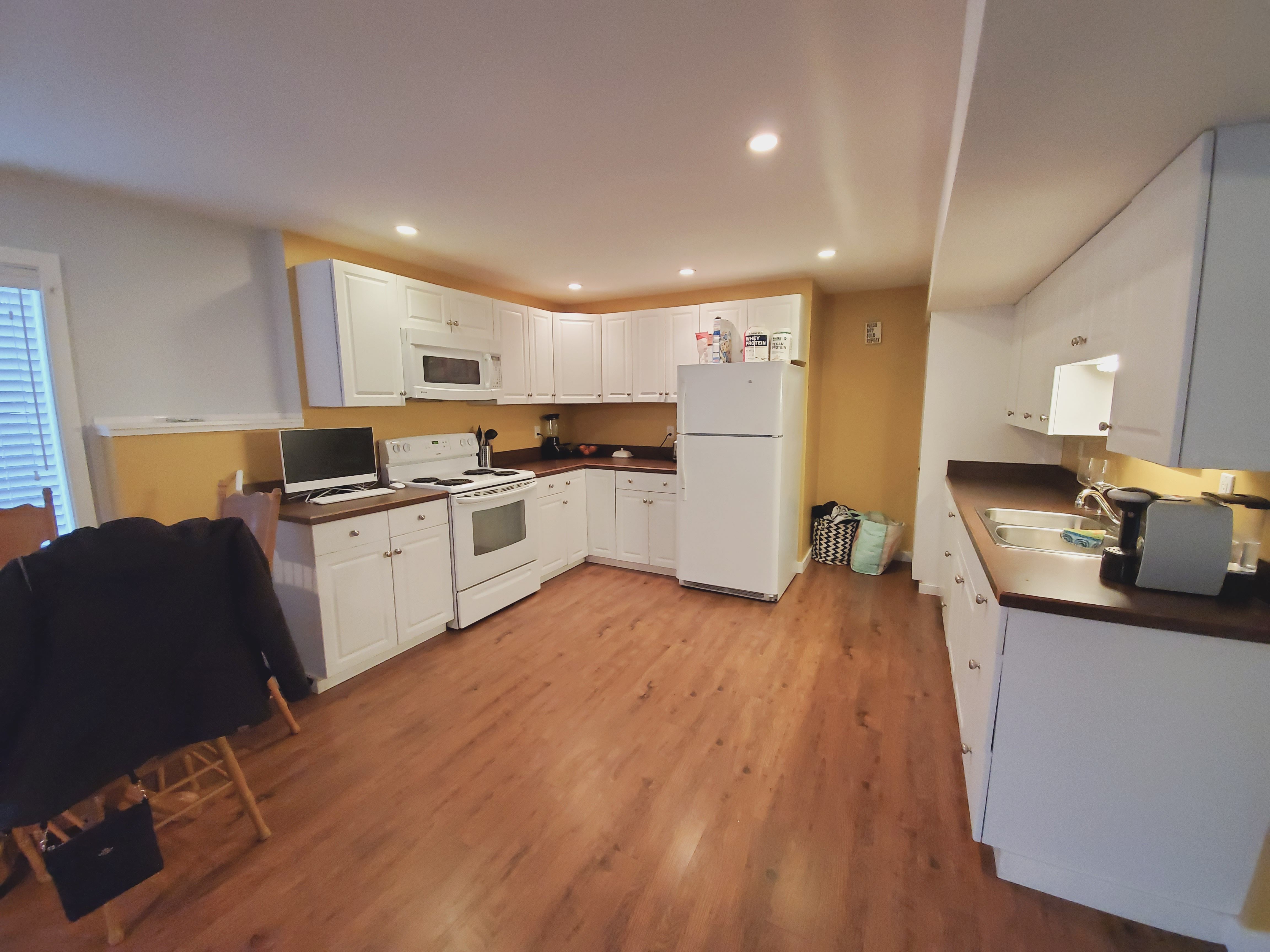 Upper Mission - Spacious 1 Bed, Den 1 Bath Basement Suite