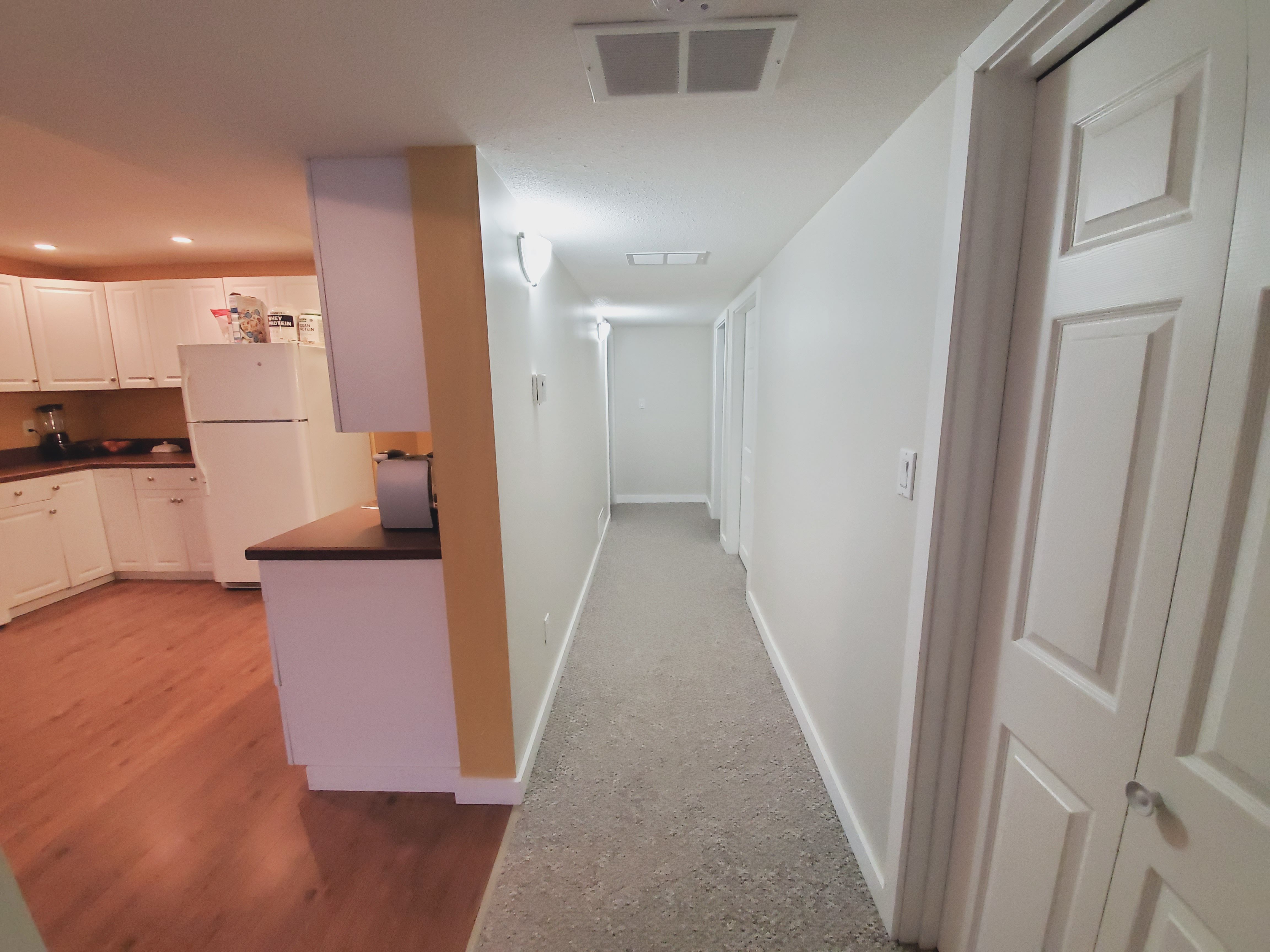 Upper Mission - Spacious 1 Bed, Den 1 Bath Basement Suite
