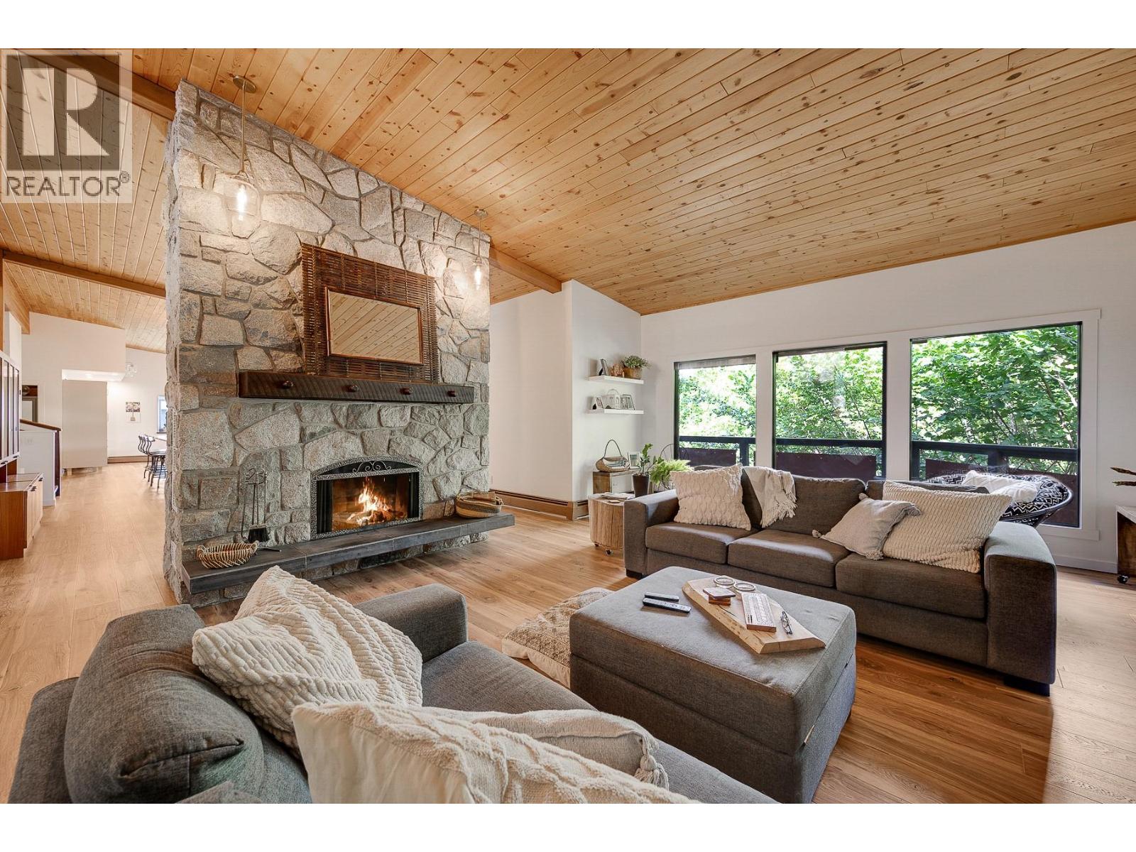 1590 Willow Crescent