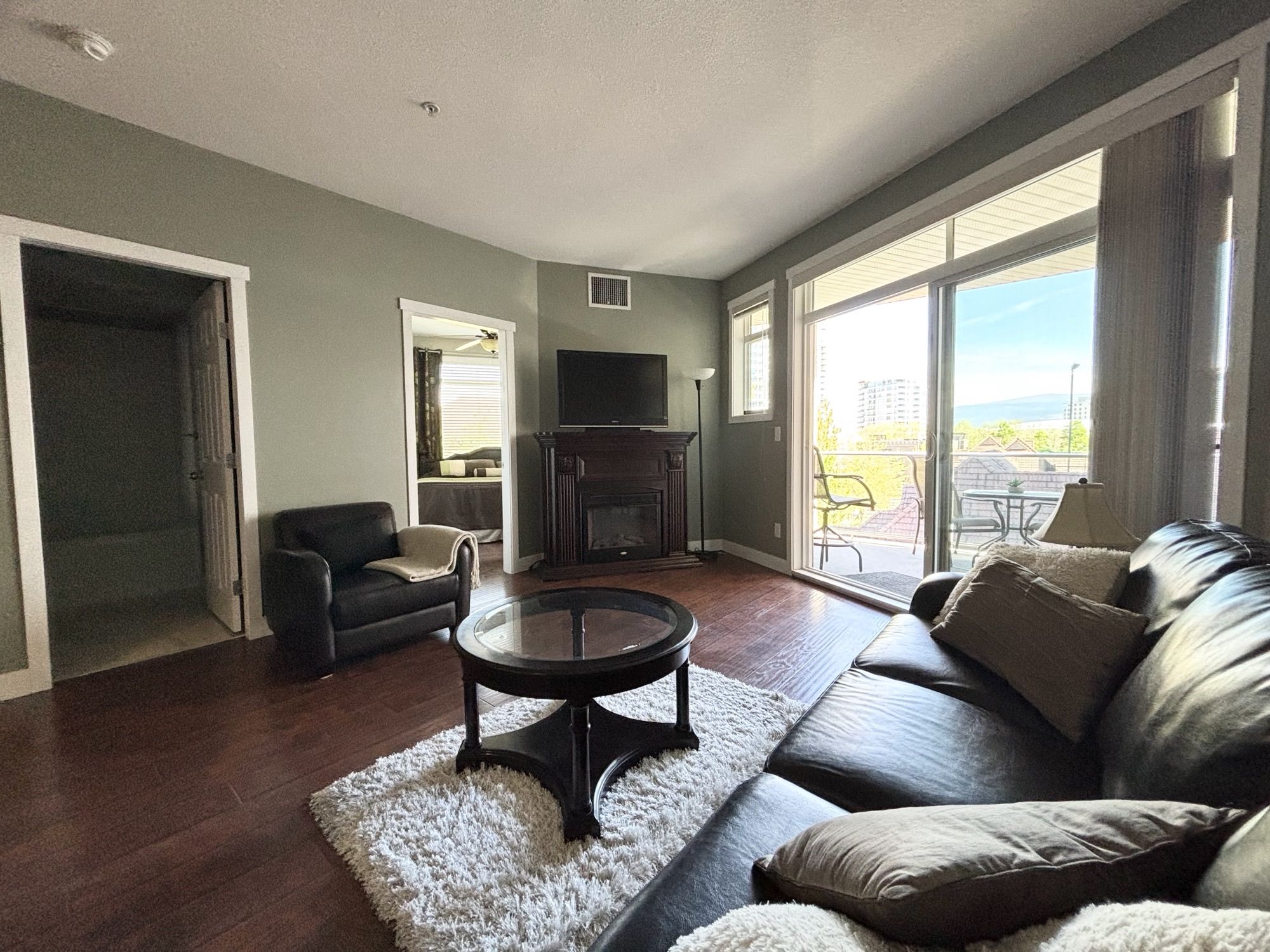 FURNISHED 2 bed 2 bath at Discovery Bay