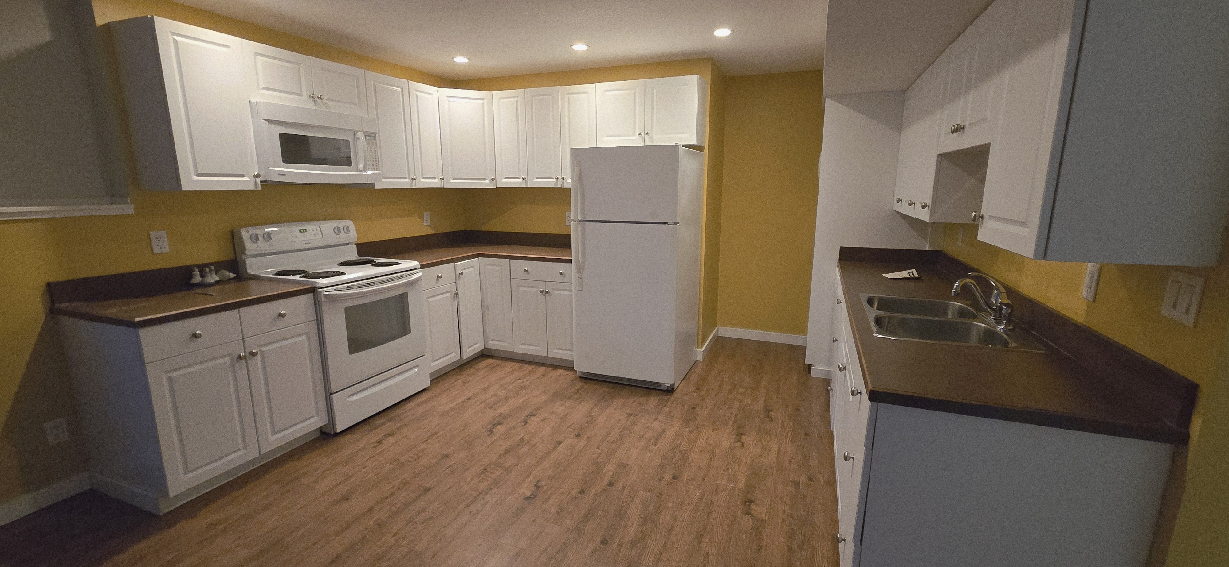 Upper Mission - Spacious 1 Bed, Den 1 Bath Basement Suite