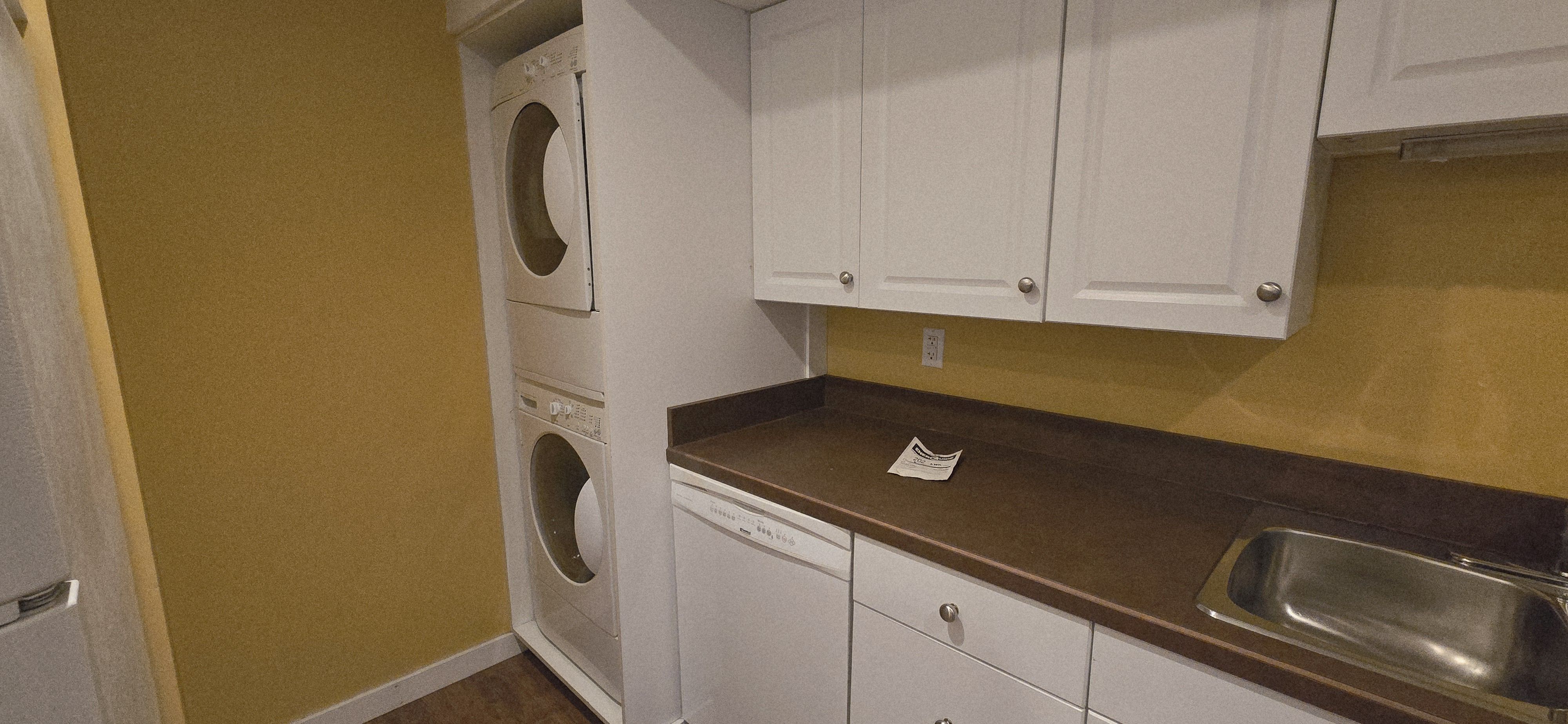 Upper Mission - Spacious 1 Bed, Den 1 Bath Basement Suite