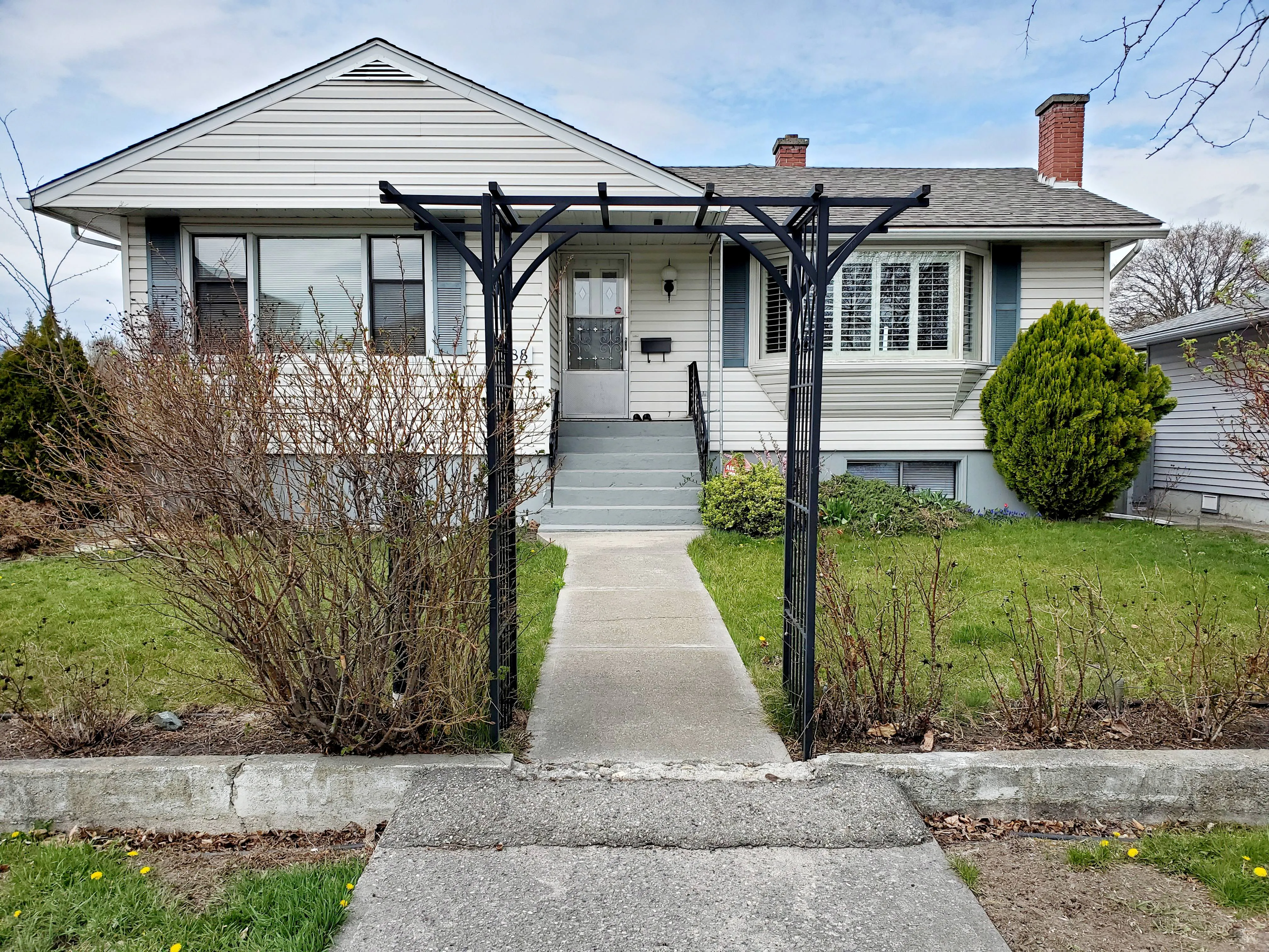  Full House - 4 bed, 1 bath - near KGH - Pet Friendly