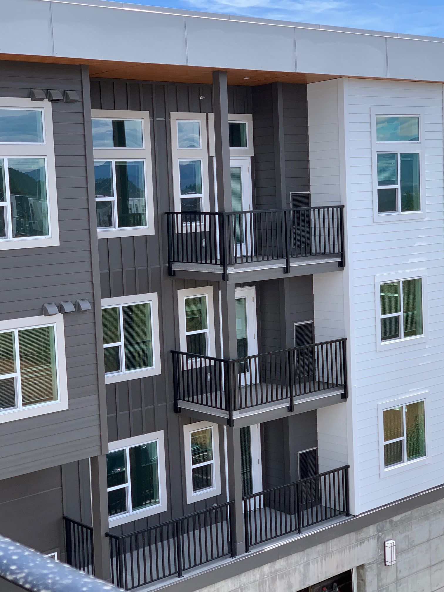 University District - Unfurnished Studio - In unit laundry - 1 parking stall - Dishwasher