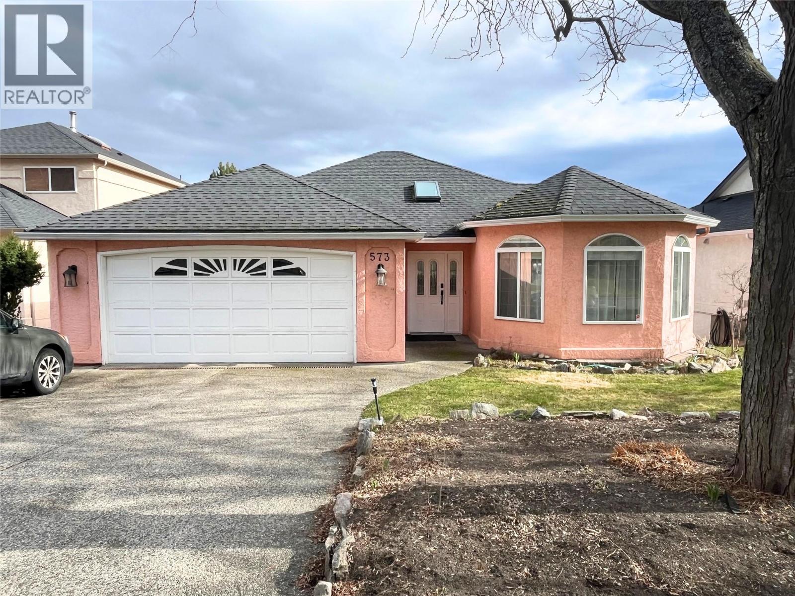 573 Spruceview Place N