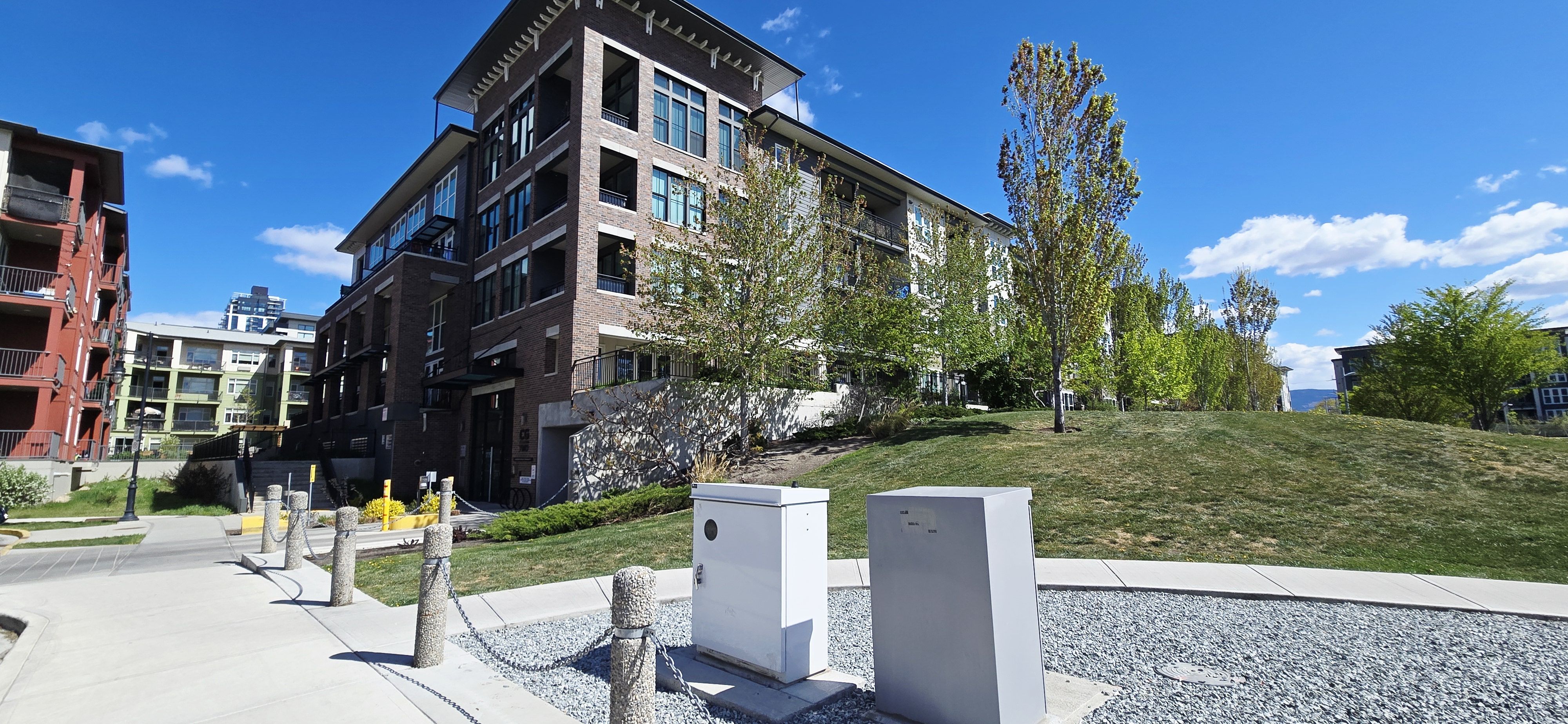 1 bed, 2 bath, Large den - Top Floor, Corner Unit - Central Green