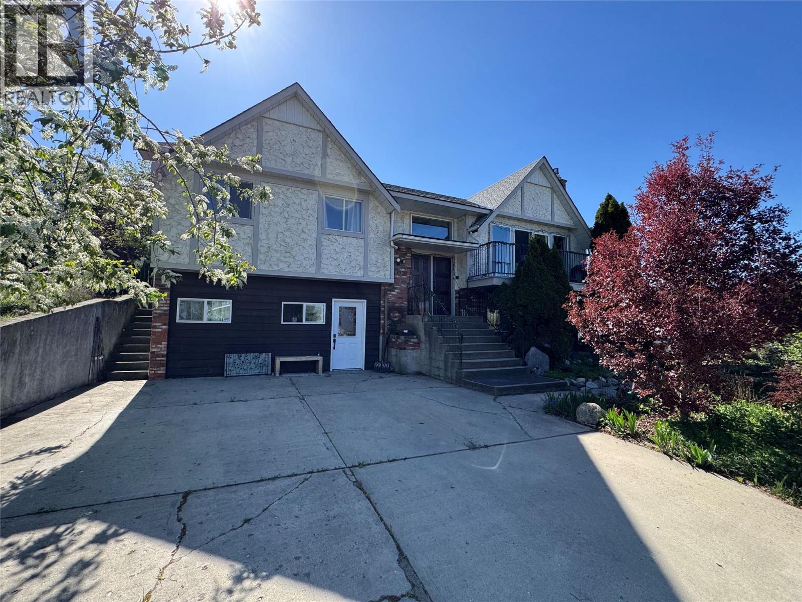 3928 15 Crescent