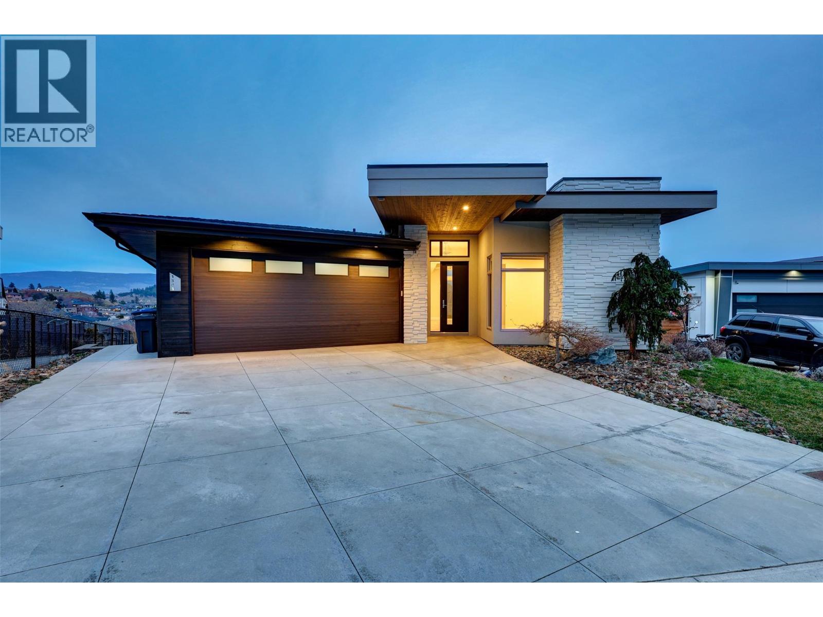 1341 Sladen Crescent