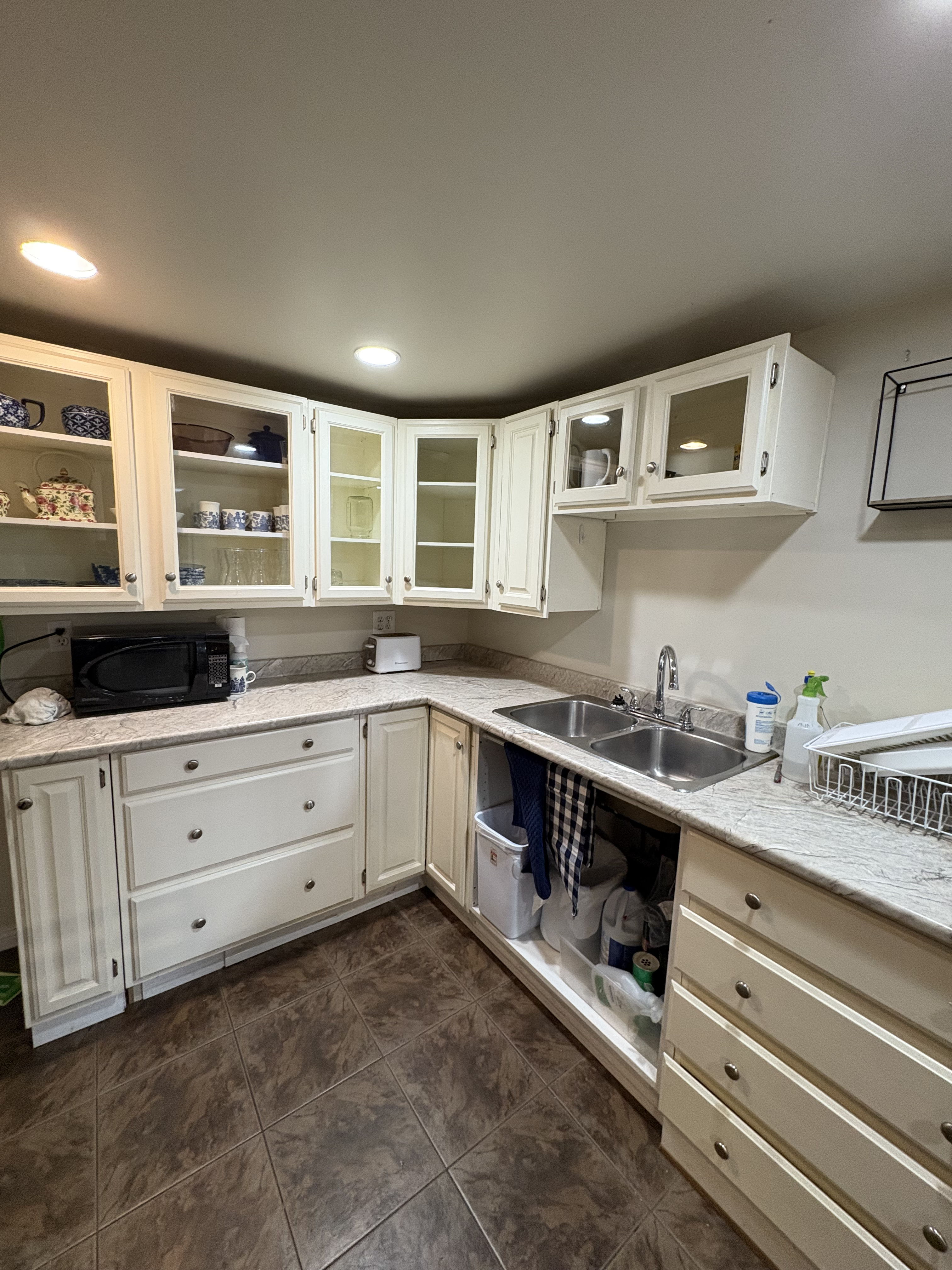 Lower Level Suite in Ellison! 