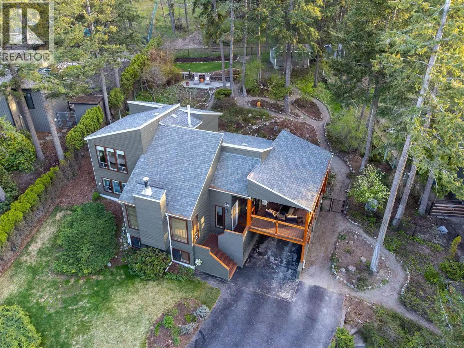 945 LLOYD JONES Drive