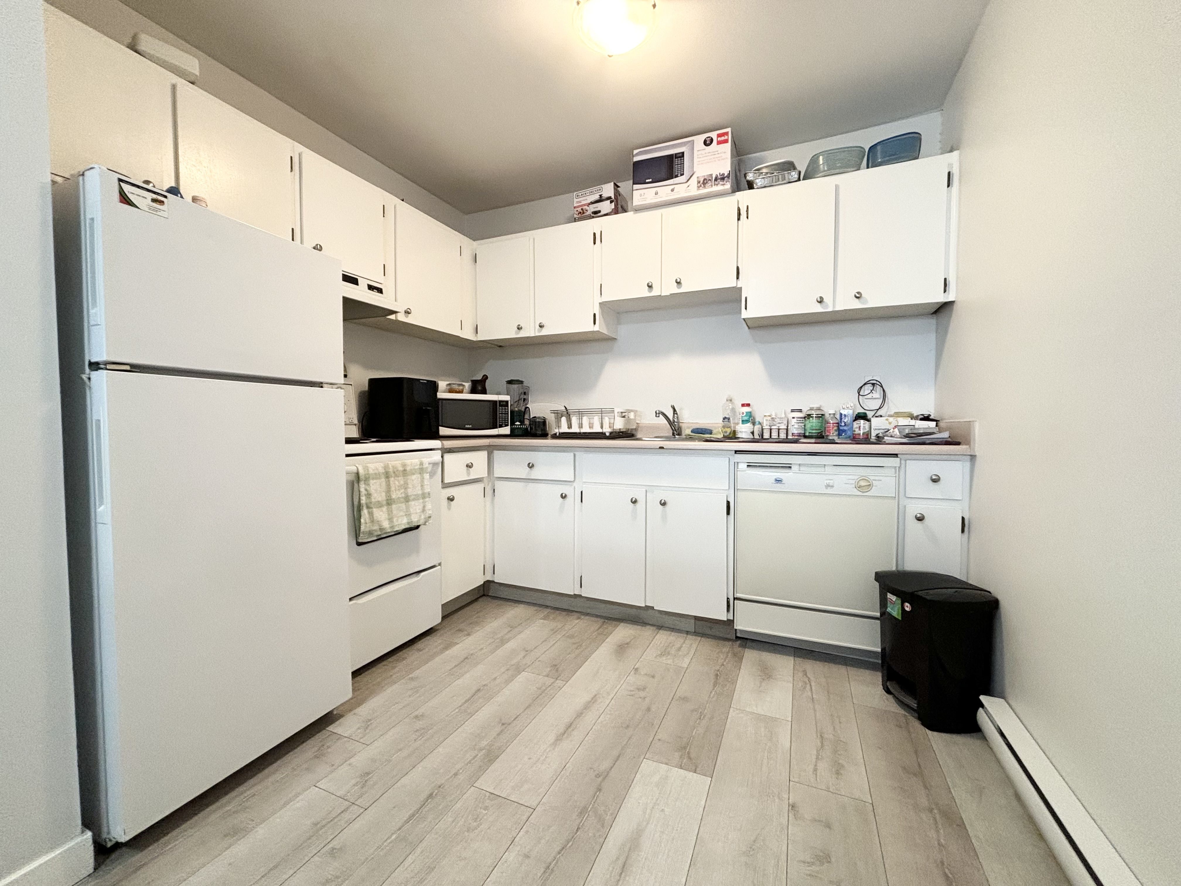 Top floor 1 bed 1 bath condo unit