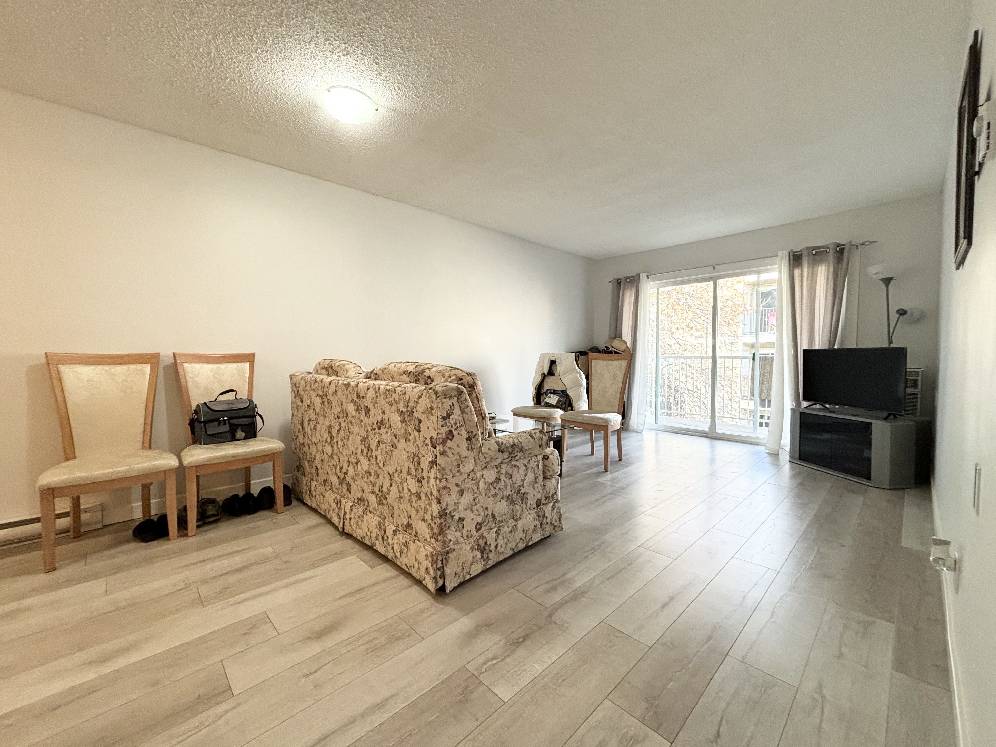 Top floor 1 bed 1 bath condo unit