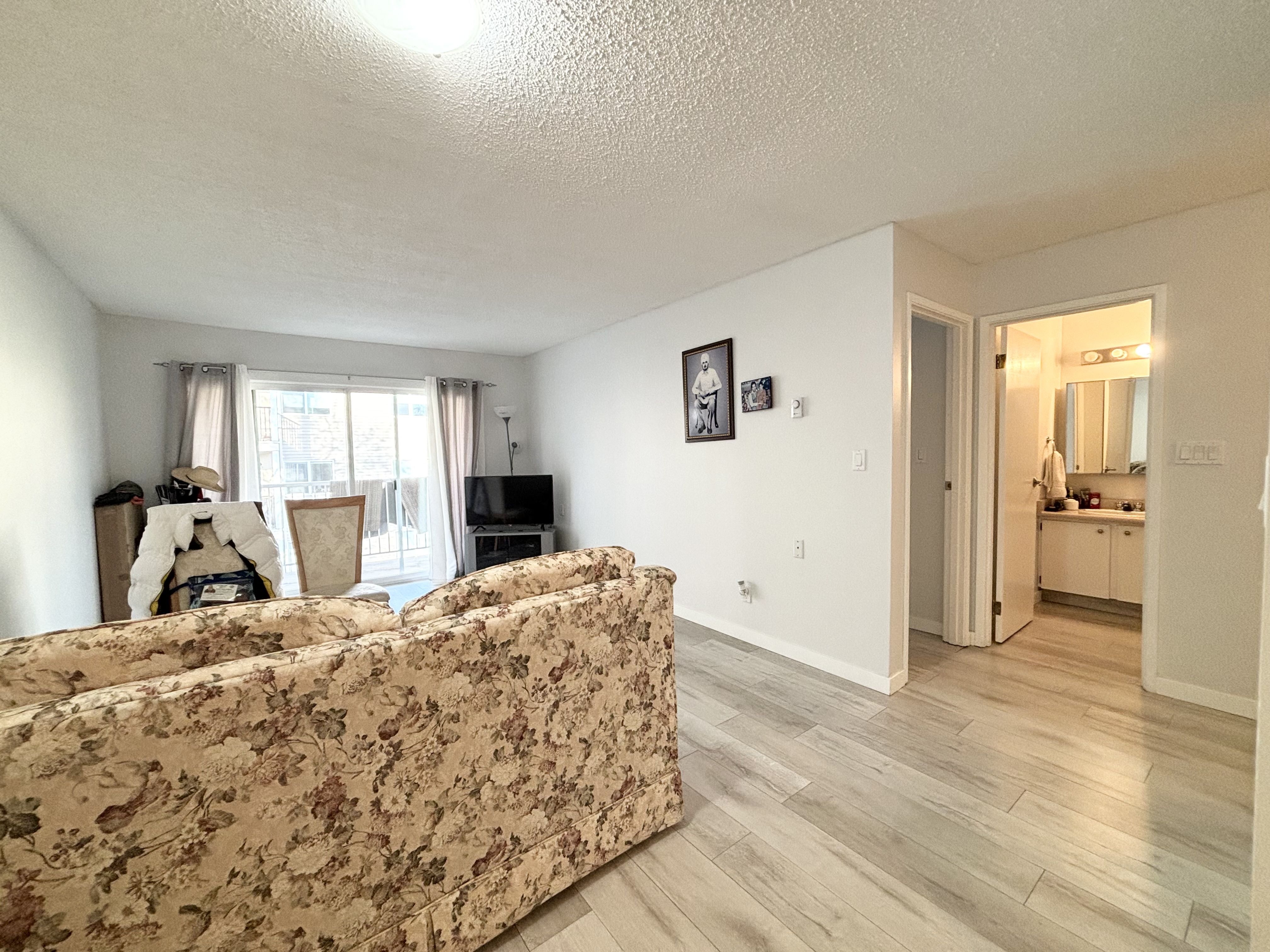 Top floor 1 bed 1 bath condo unit