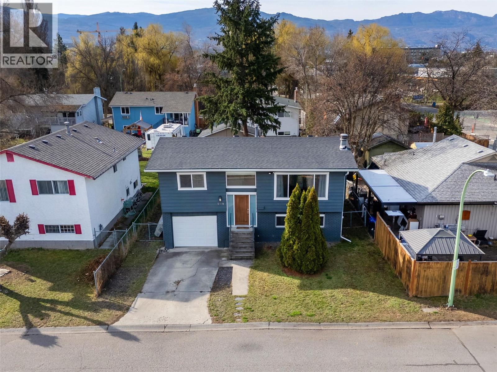 909 Grenfell Court