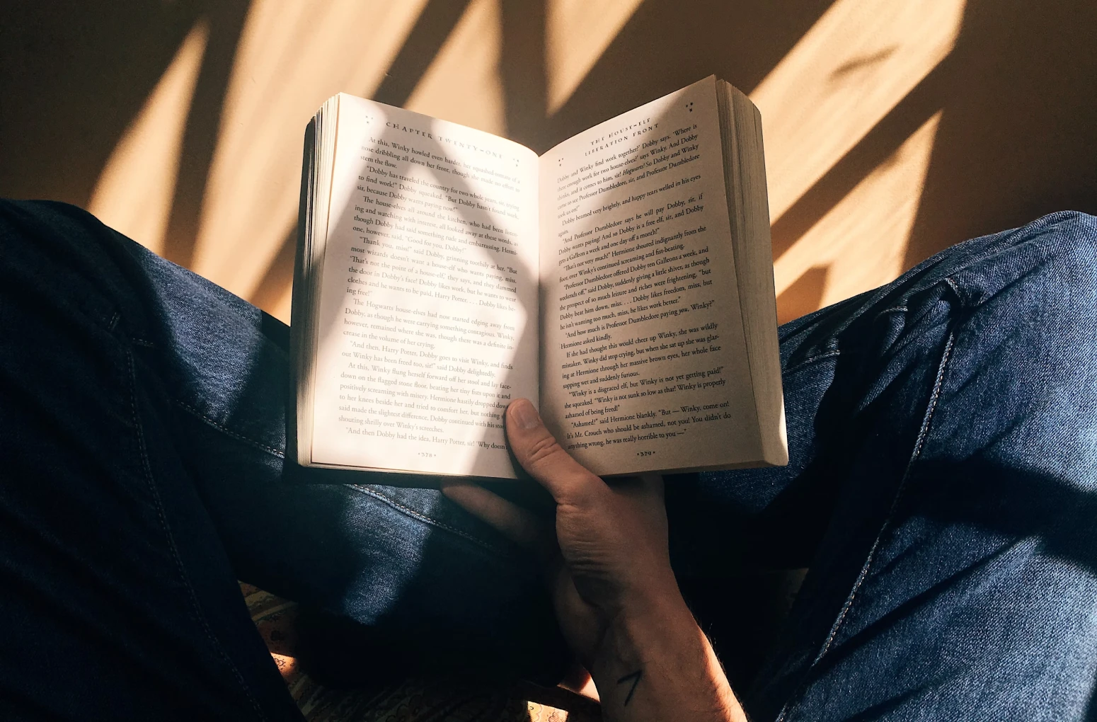 Italian student reading to improve his Italian vocabulary