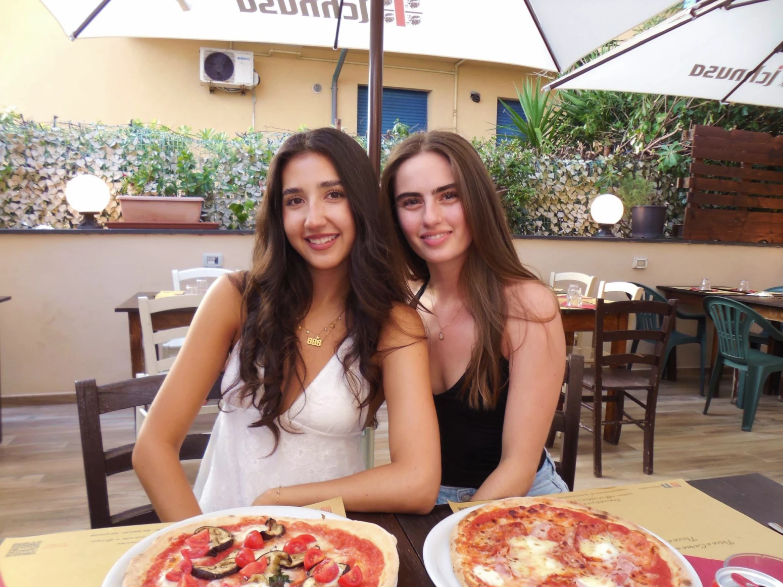 Lilliana having lunch with one of her friends
