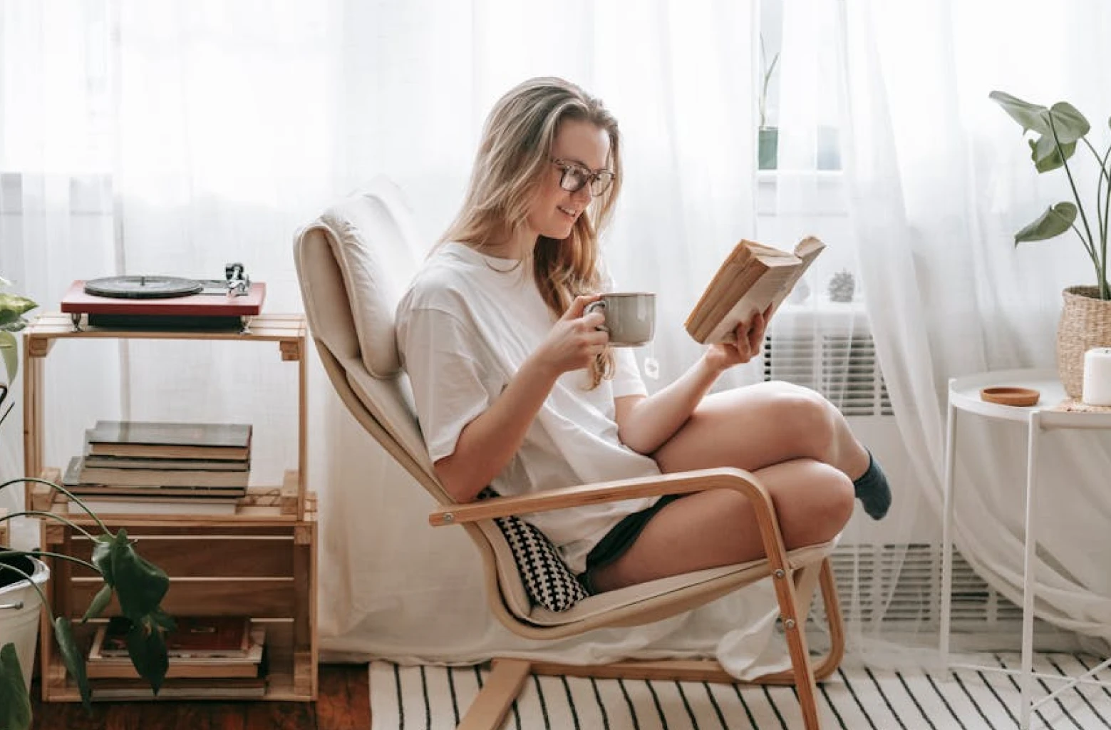 Example of a "pantofolaia" girl relaxing at home