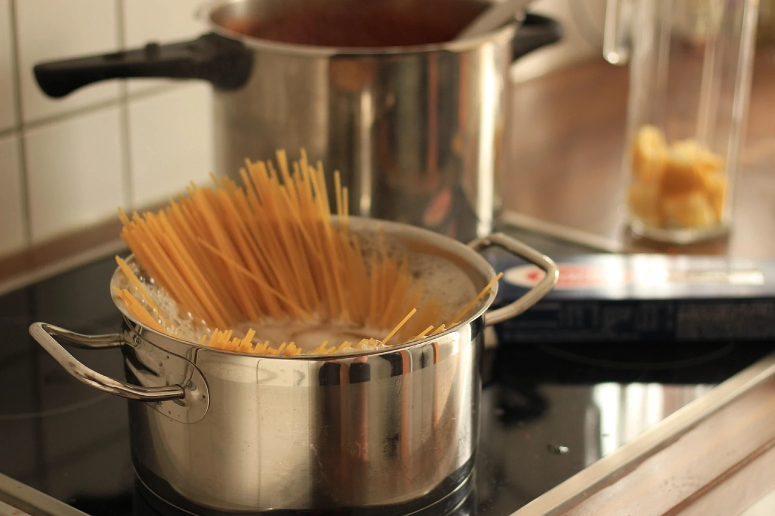 Cooking pasta at home, one of the ways to save during an experience in Italy