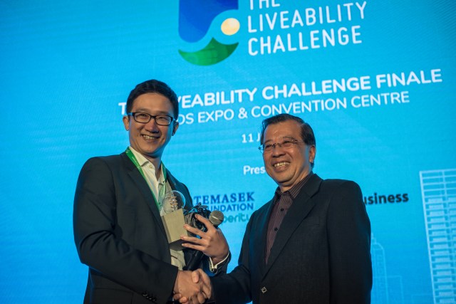 Photo 2 - Mr Zhaotan Xiao receiving The Liveability Challenge 2018 award from Mr Lim Hock Chuan