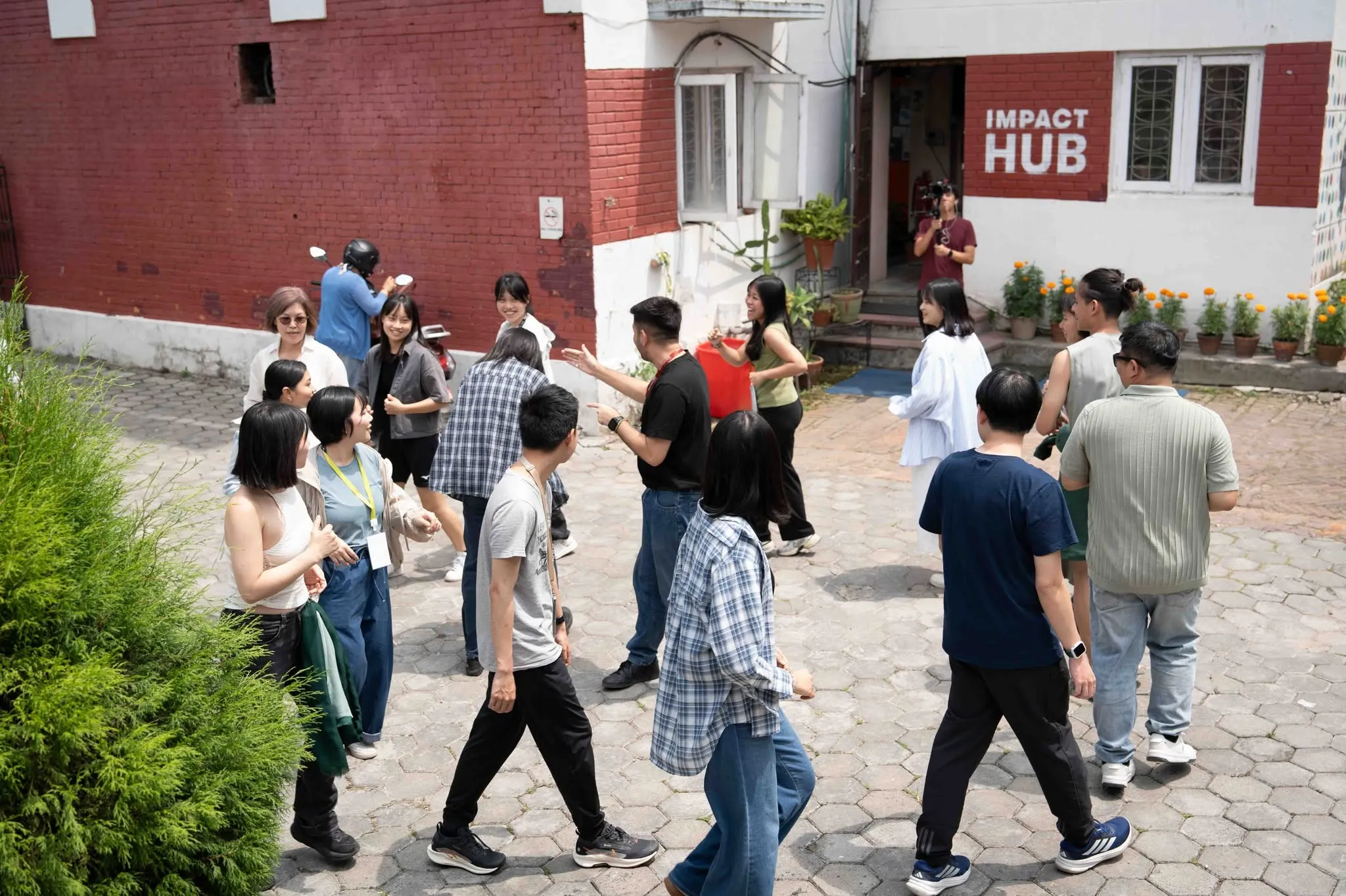 可能是一或多人、街道和顯示的文字是「 ИМРАСТ НВ I 」的圖像