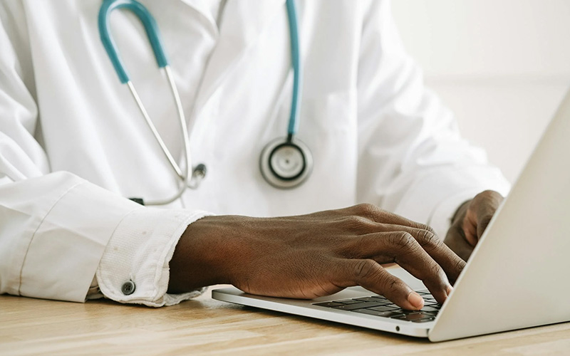 Gestión de Recursos en Hospitales y Centros de Salud