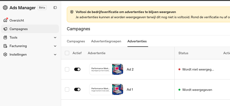 Overzicht van advertenties in de OpenAI Ads Manager met de status wordt weergegeven