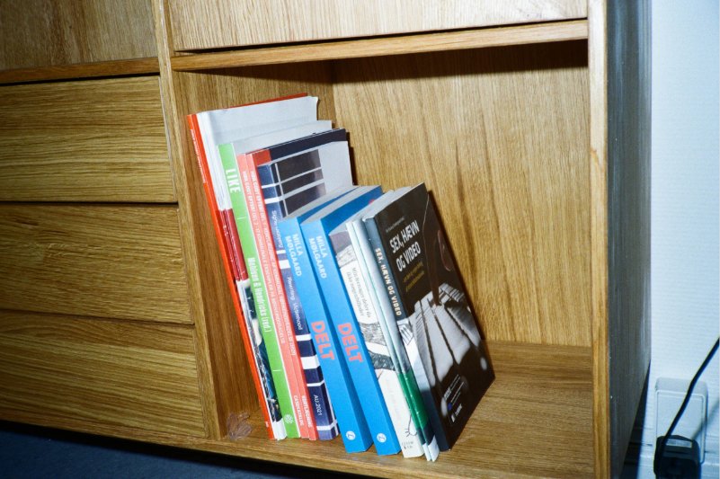 bøger på en hylde