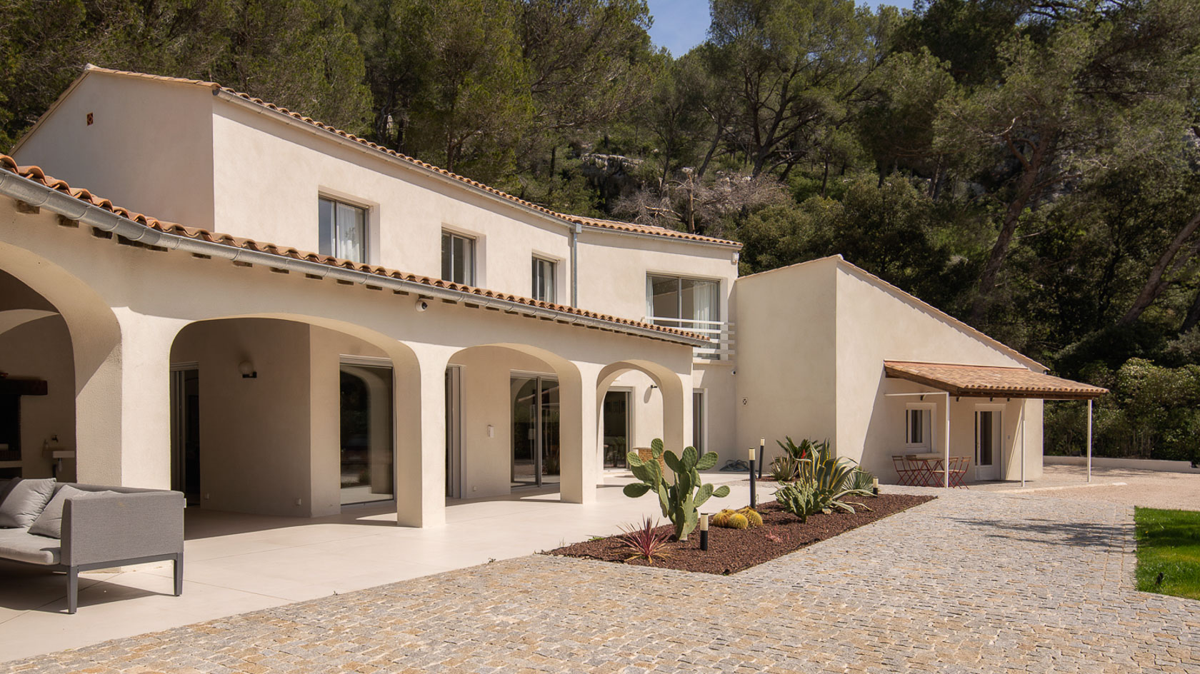 27-location-villa-piscine-padel-marseille-casalino.jpg