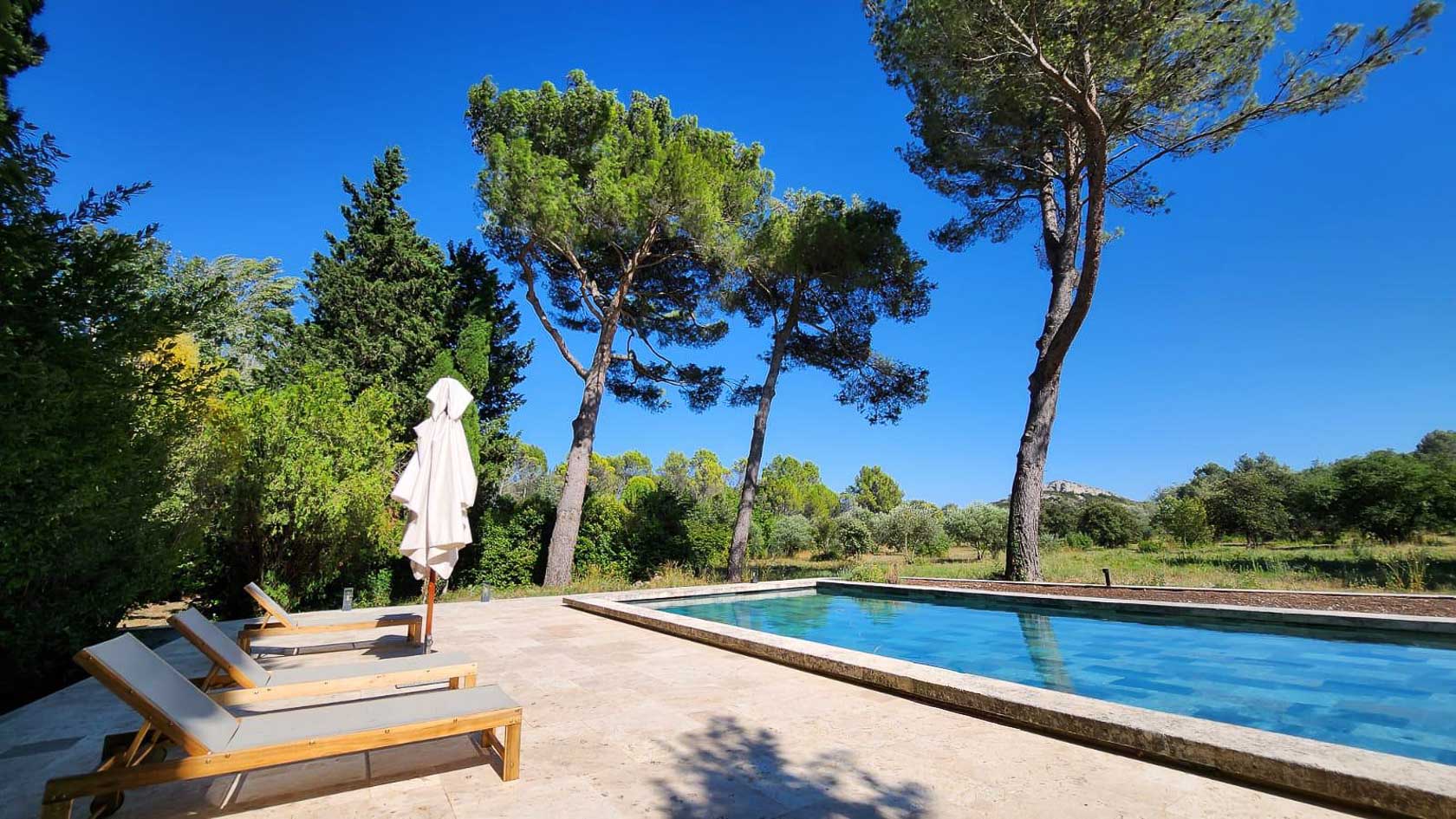 Bastide provençale avec piscine à côté d'Avignon