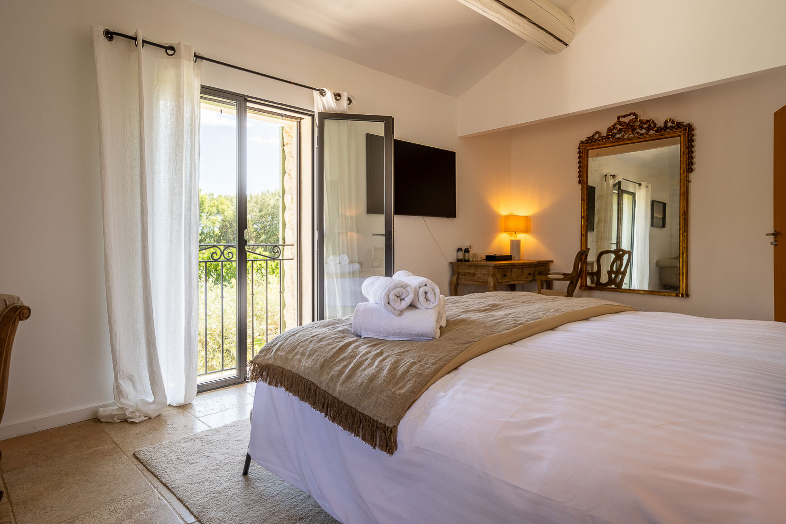 28-rental-farmhouse-pool-gordes-casalino.jpg