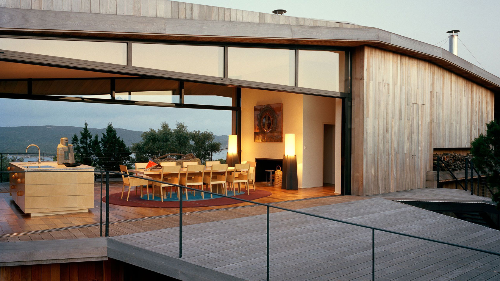 Villa design les pieds dans l'eau dans le maquis Corse