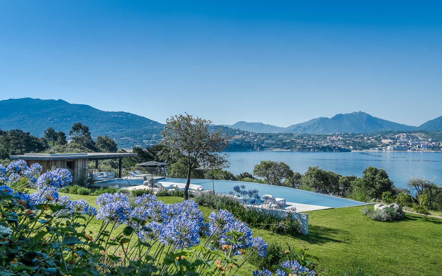 01-location-villa-luxe-plage-piscine-corse-casalino.jpg