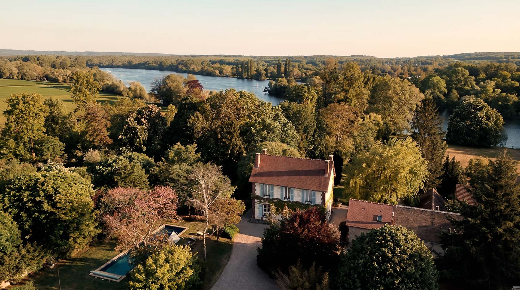 Mansion with swimming pool on the banks of the Seine in Normandy