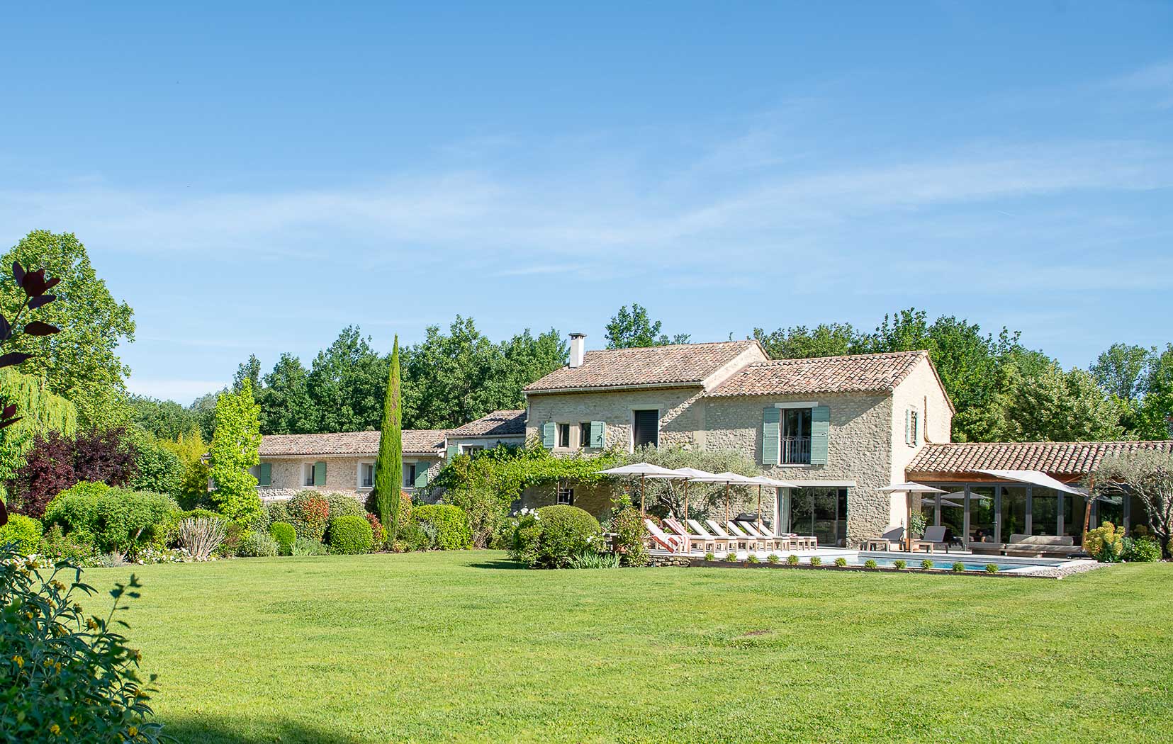 Large Provençal farmhouse with swimming pools and tennis court in Gordes