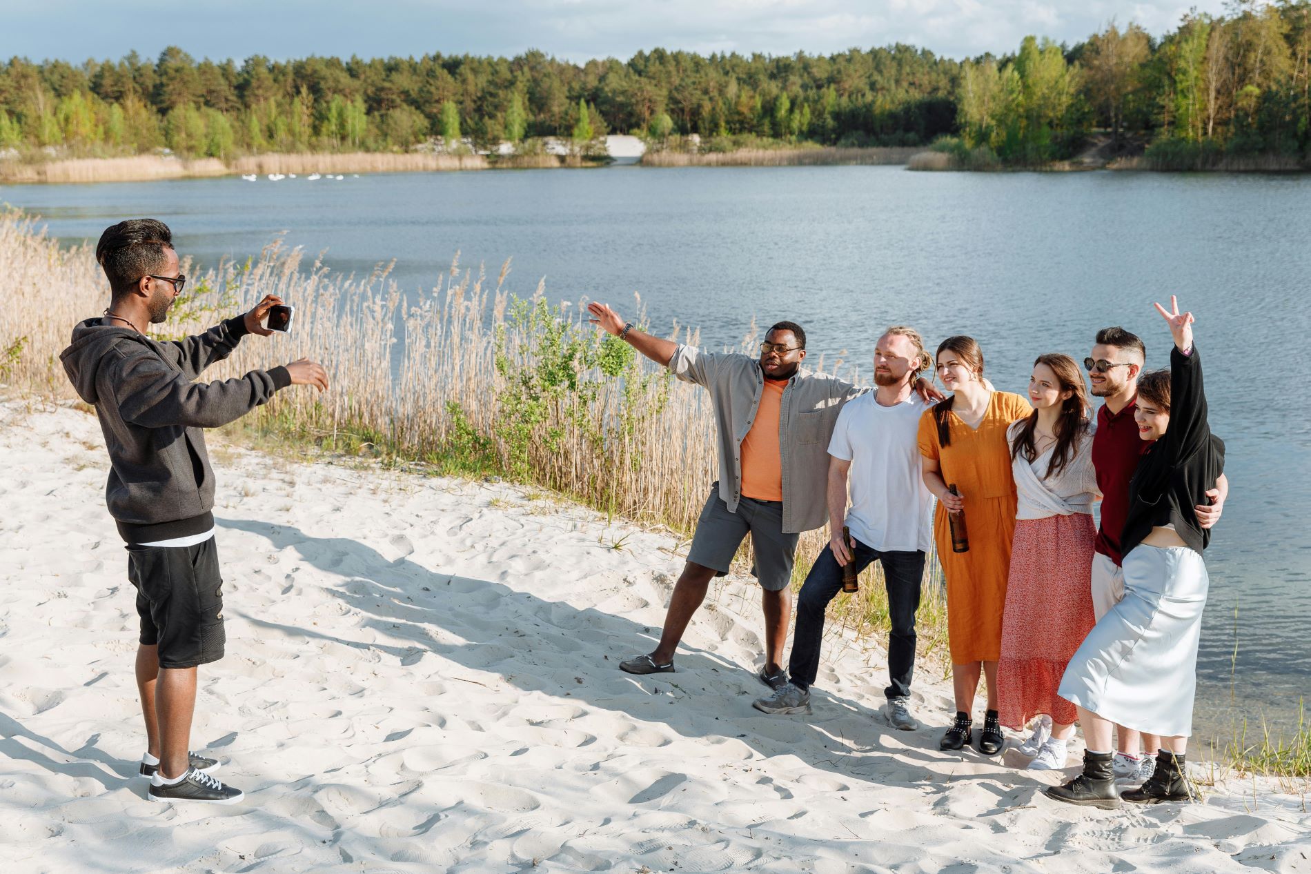 Een man maakt een foto van de groep tijdens de workshop Het Perfecte Plaatje op een zomerse dag op een locatie van BuitenBusiness
