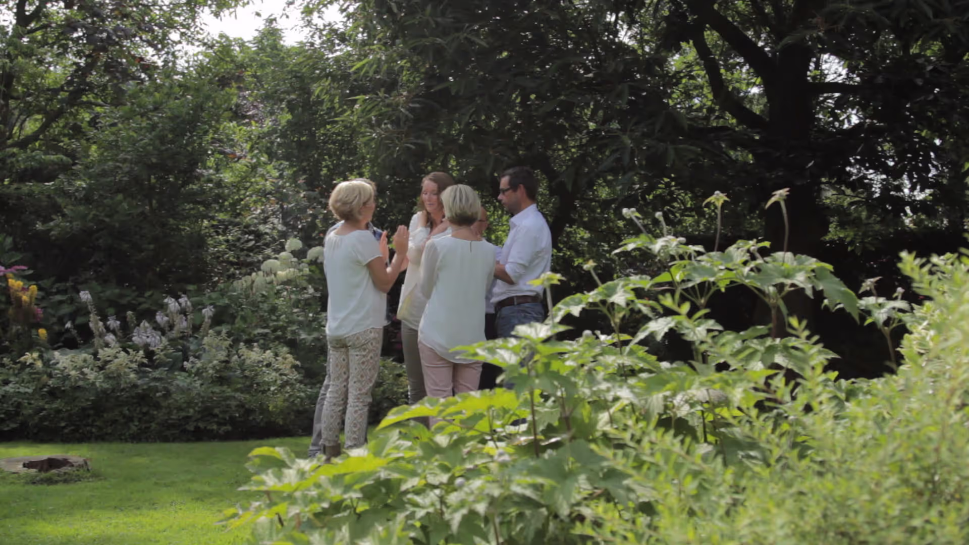 Teamcoaching door BuitenBusiness, groep mensen worden gecoacht in de natuur op een bijzondere locatie