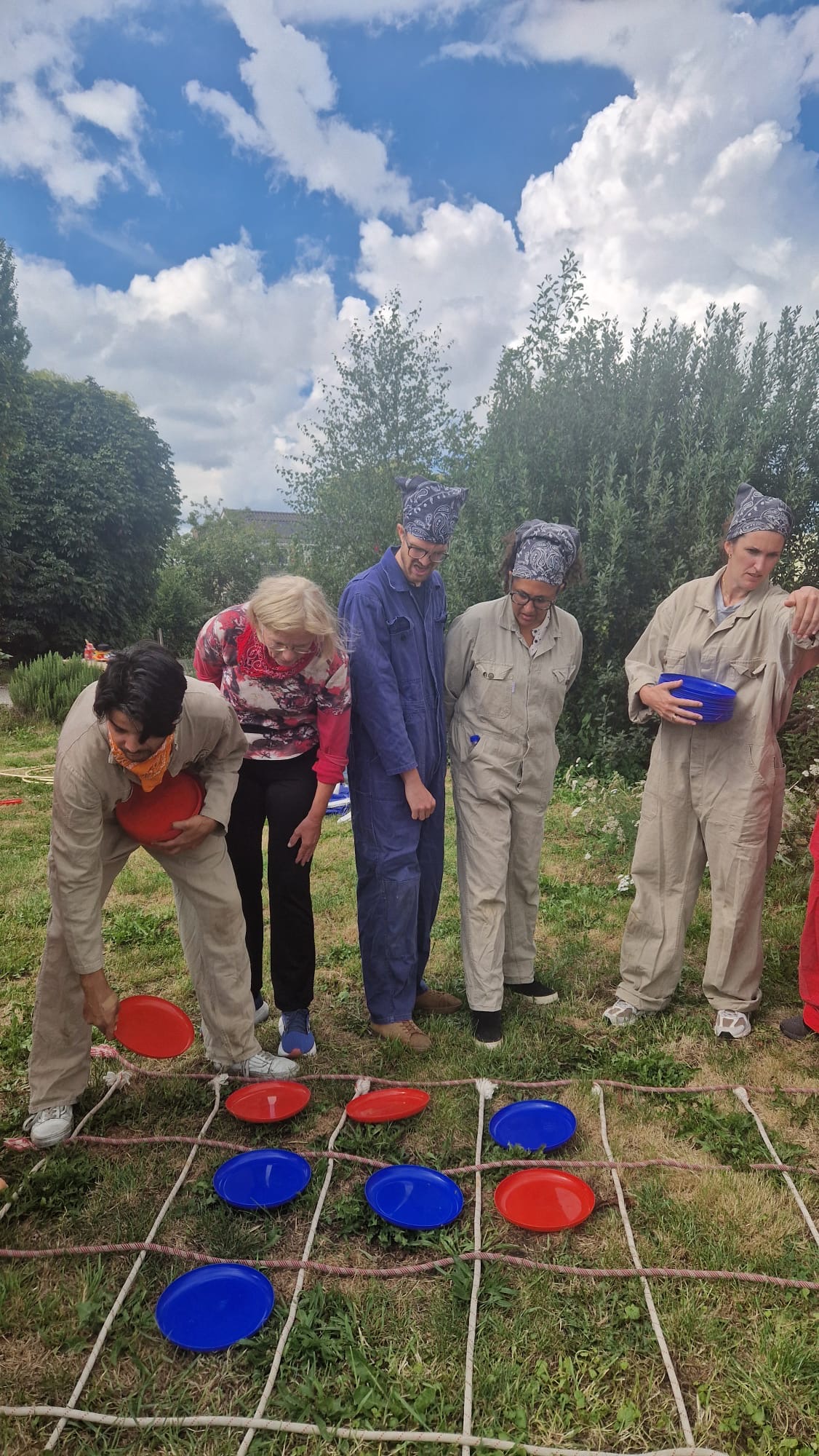 Het spel vier op een rij wordt gespeeld met touw en frisbees op het gras