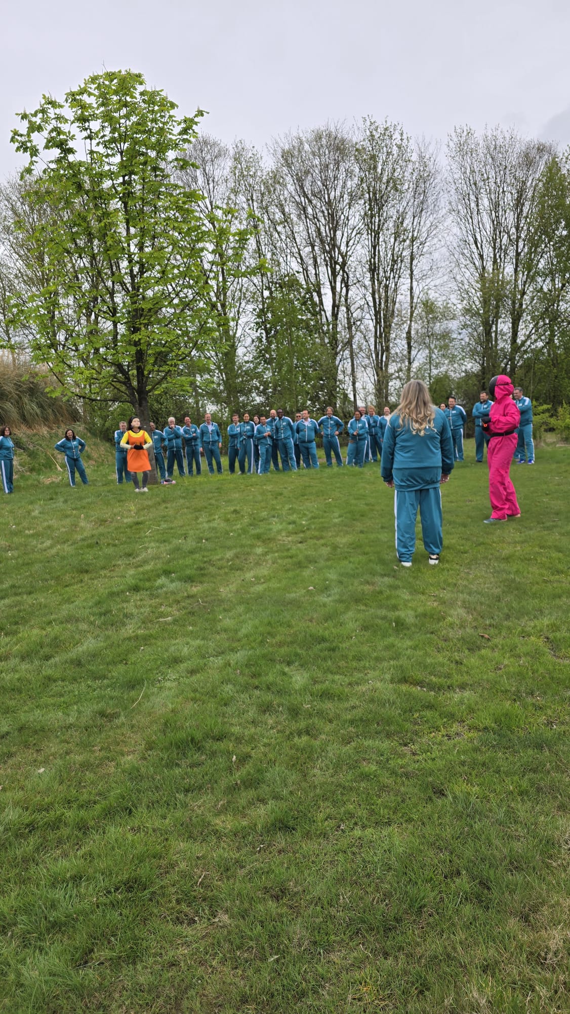 De Squid Game van BuitenBusiness vindt plaats op een grasveld en het is bewolkt
