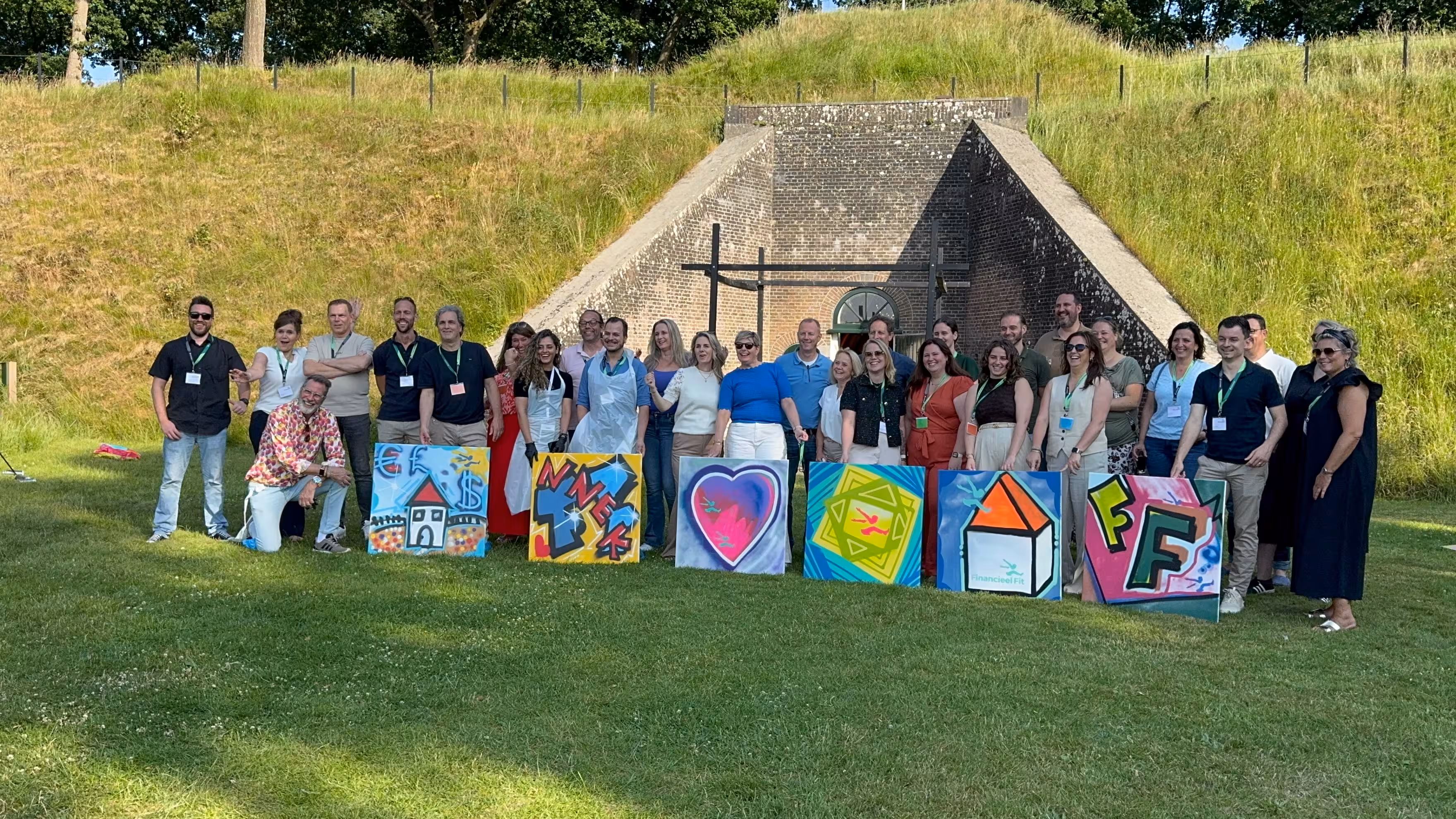 De gemaakte graffitikunstwerken worden door de groep tentoongesteld.