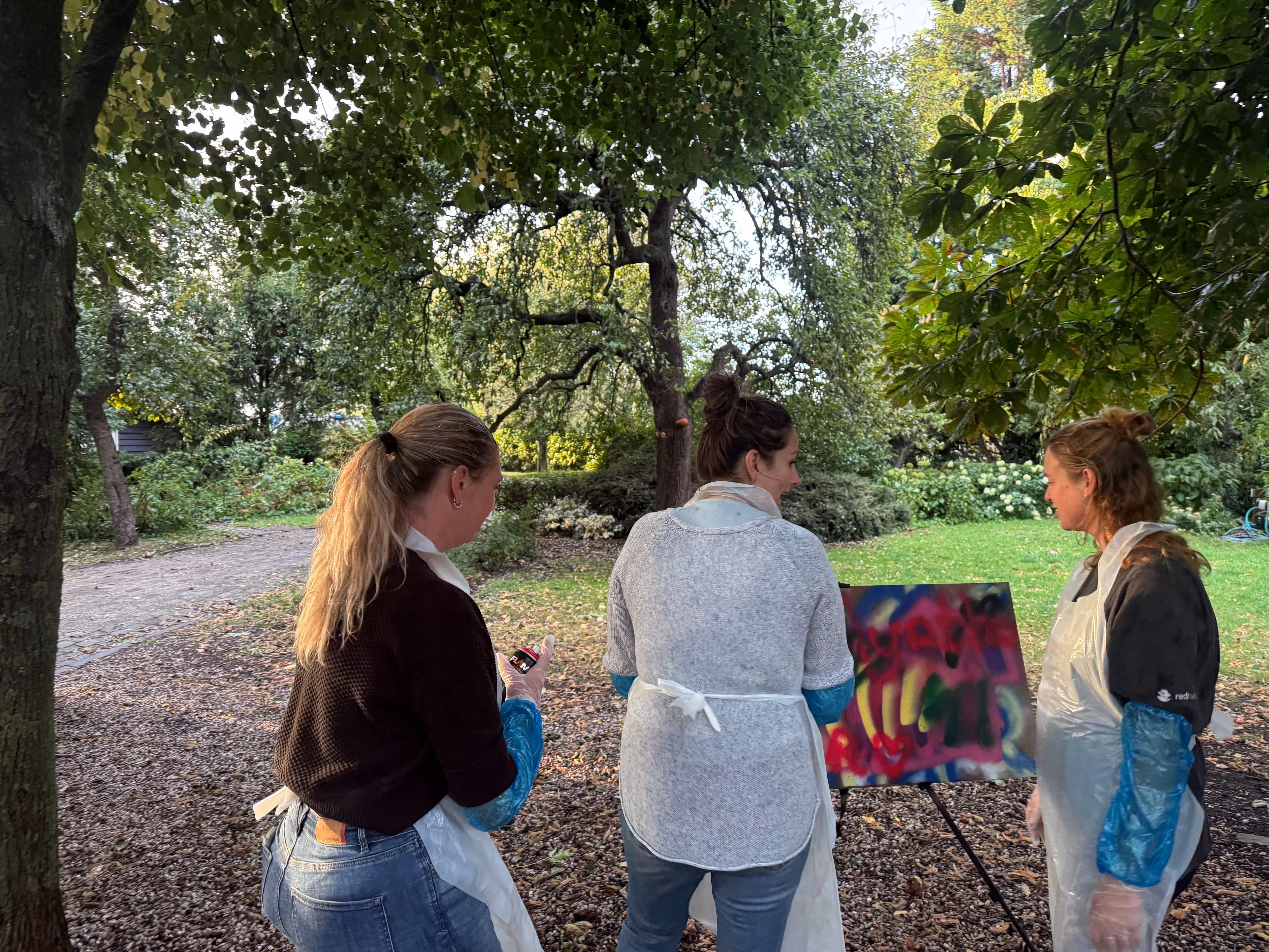 Workshop Graffiti door BuitenBusiness in een bosrijke omgeving met drie personen
