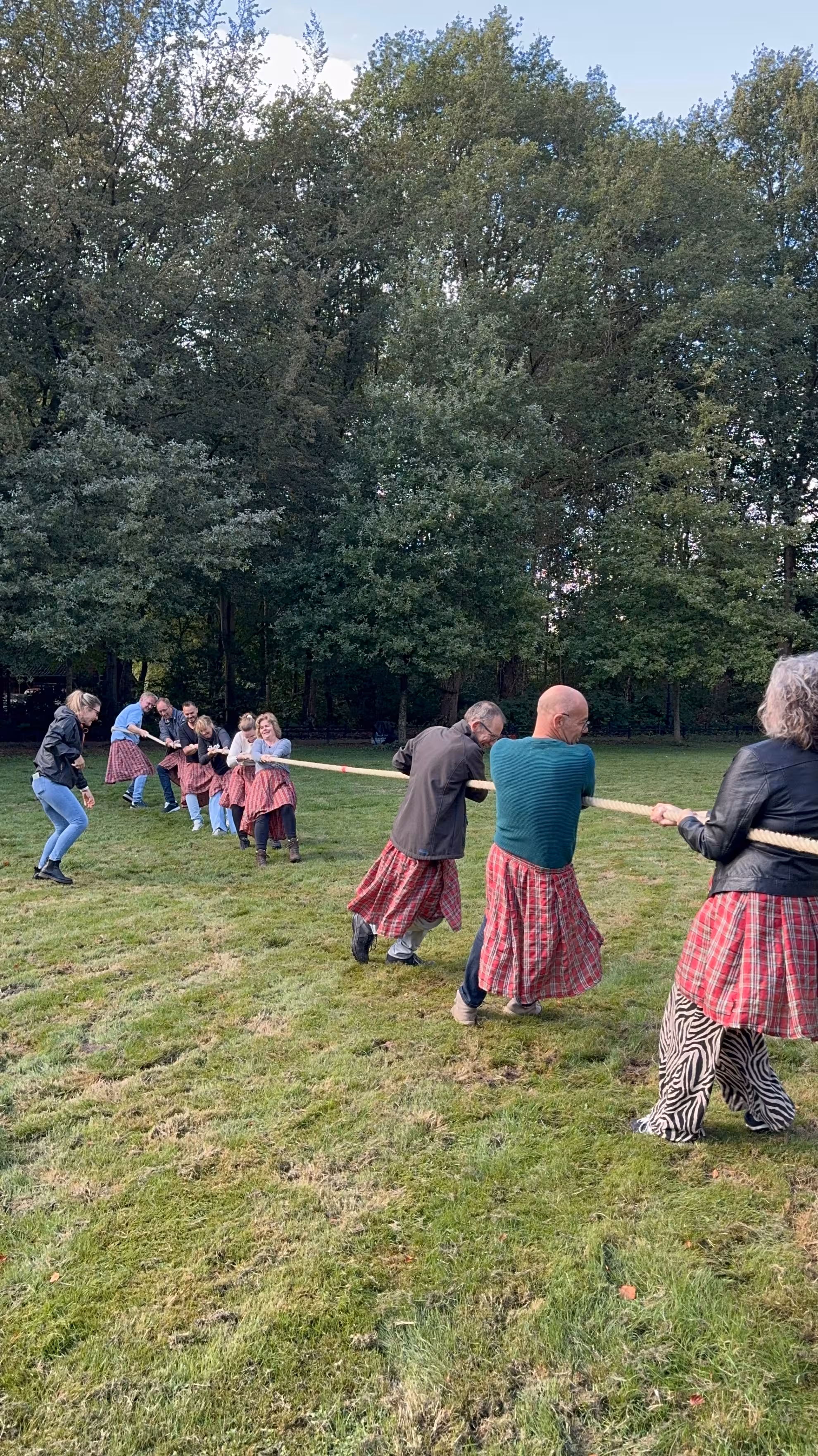 Tijdens de Highland Games zijn twee teams aan het touwtrekken