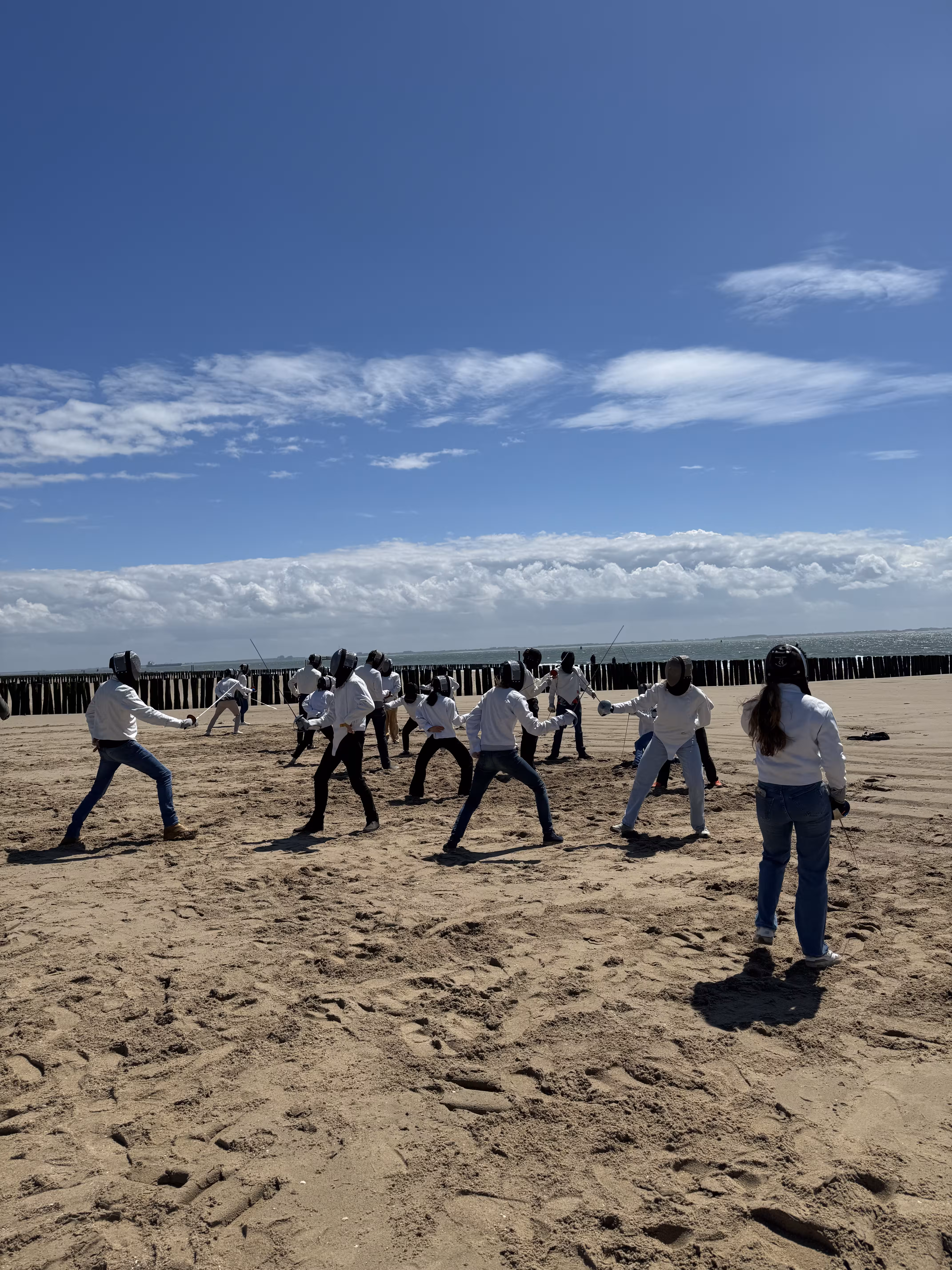 Op het strand wordt een workshop schermen verzorgd door BuitenBusiness