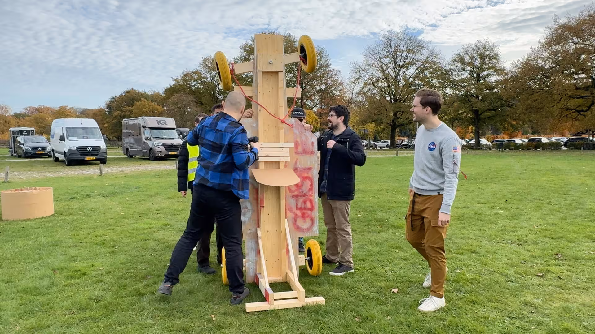 De Formule 1 wagen staat met de achterkant op de grond, zodat de mensen er goed bij kunnen tijdens de F1 workshop