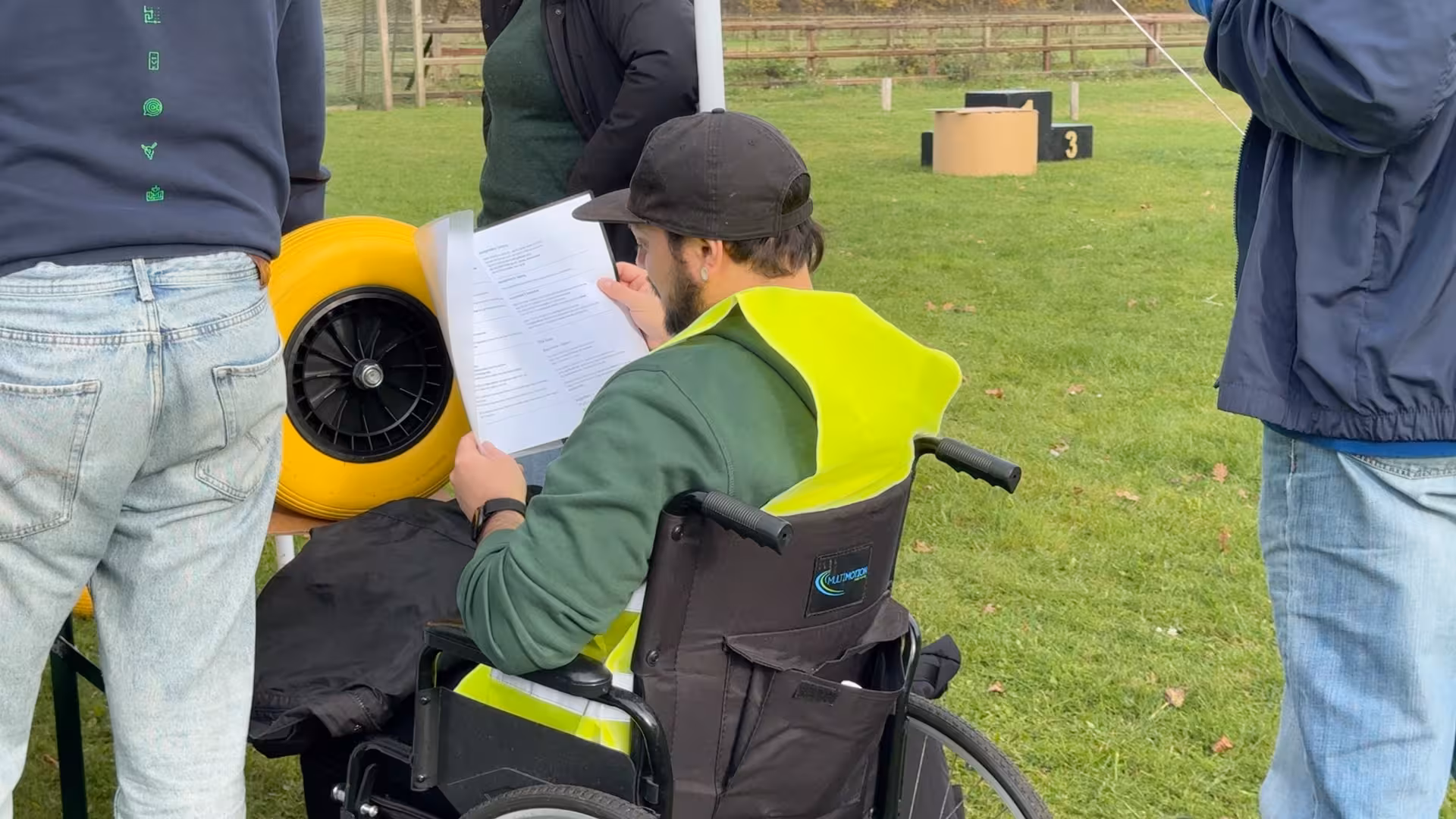 Man in rolstoel neemt de instructies door tijdens de F1 wagen workshop van BuitenBusiness