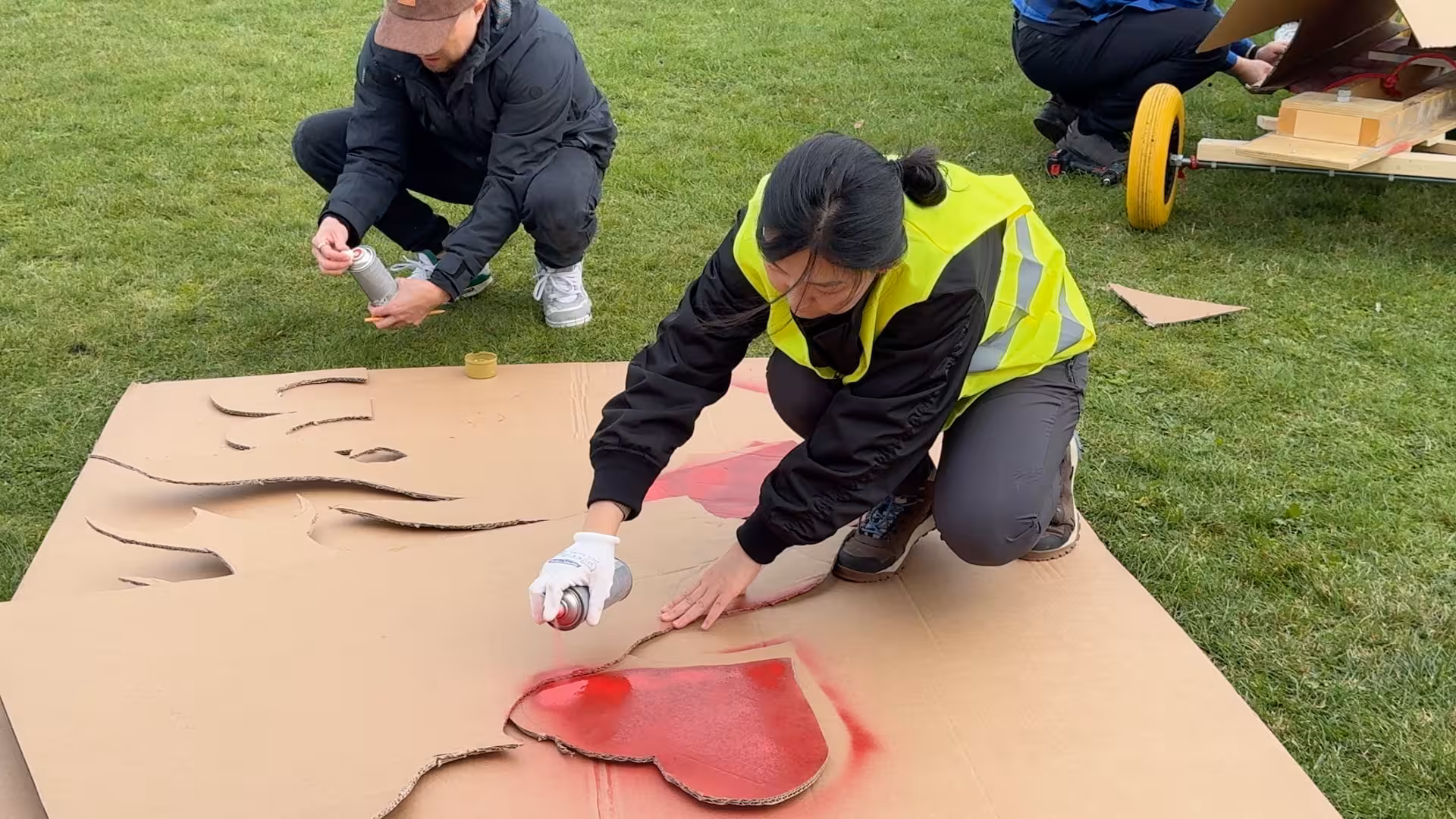 Er wordt een rood hard gemaakt van karton tijdens de Formule 1 wagen workshop
