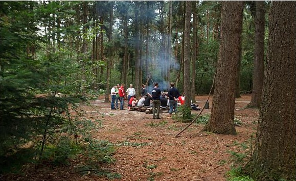 mensen in het bos tijdens bushcraft workshop