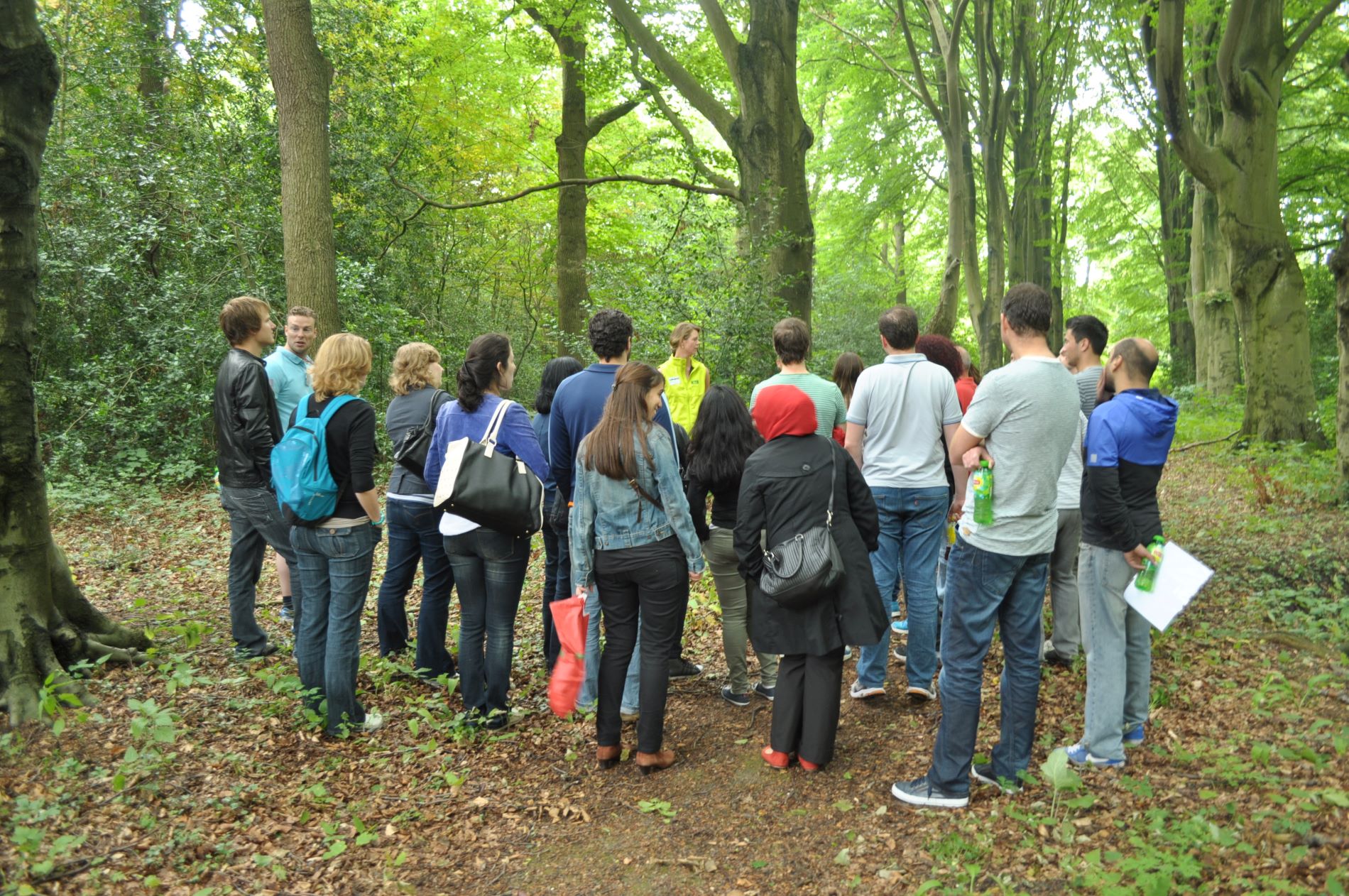 groep mensen krijgt uitleg van BuitenBusiness over survival workshop in het bos