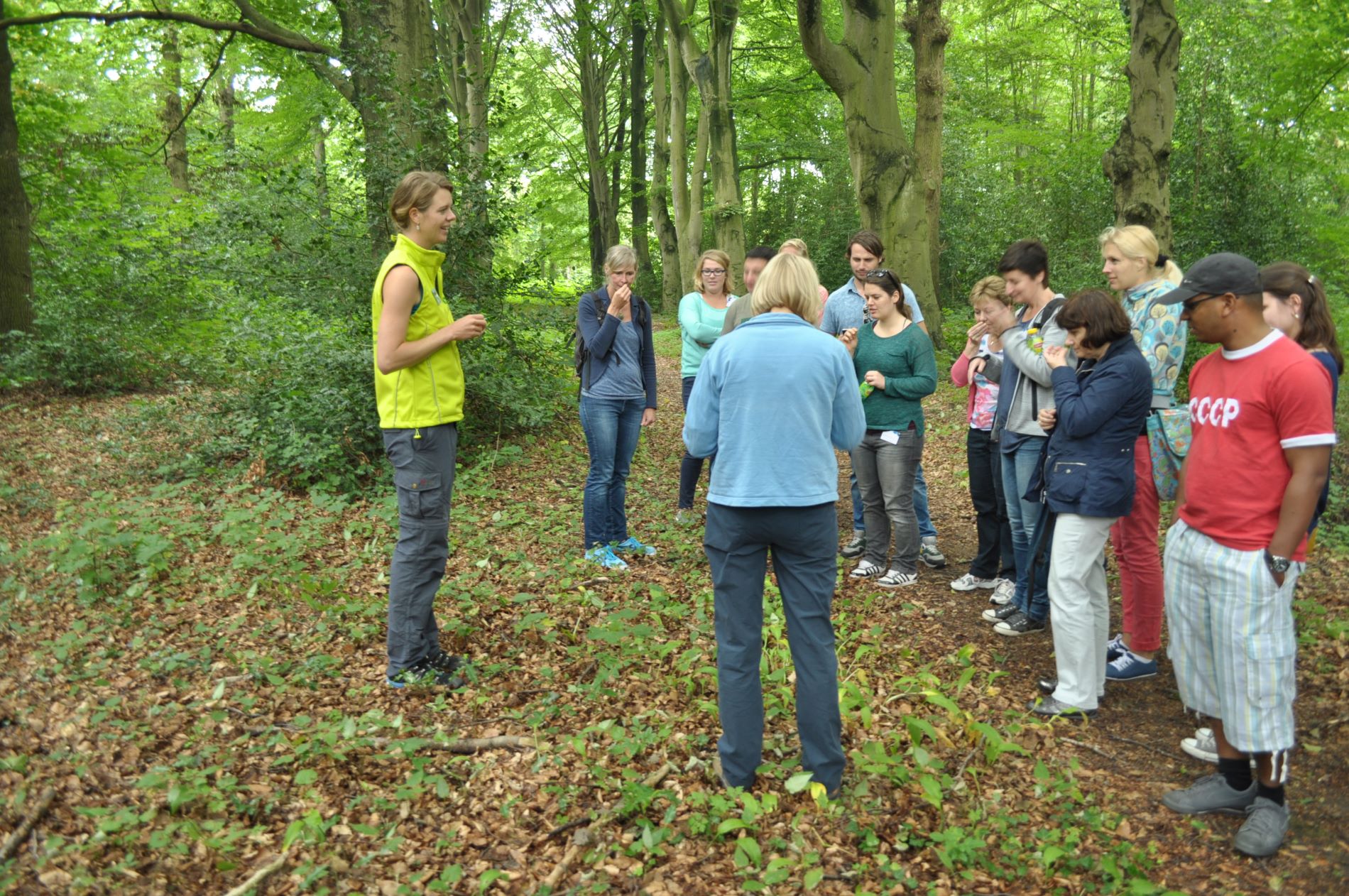 BuitenBusiness instructeur geeft uitleg over eetbare planten