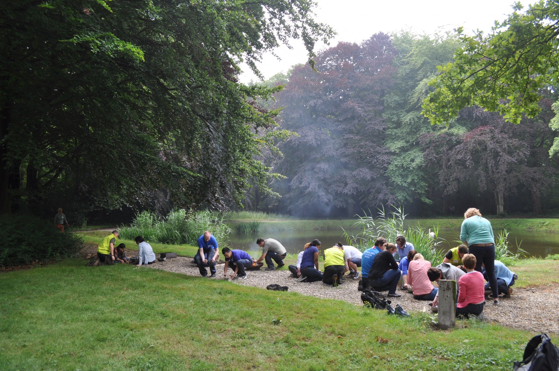 team is bezig met outdoor opdrachten langs het water